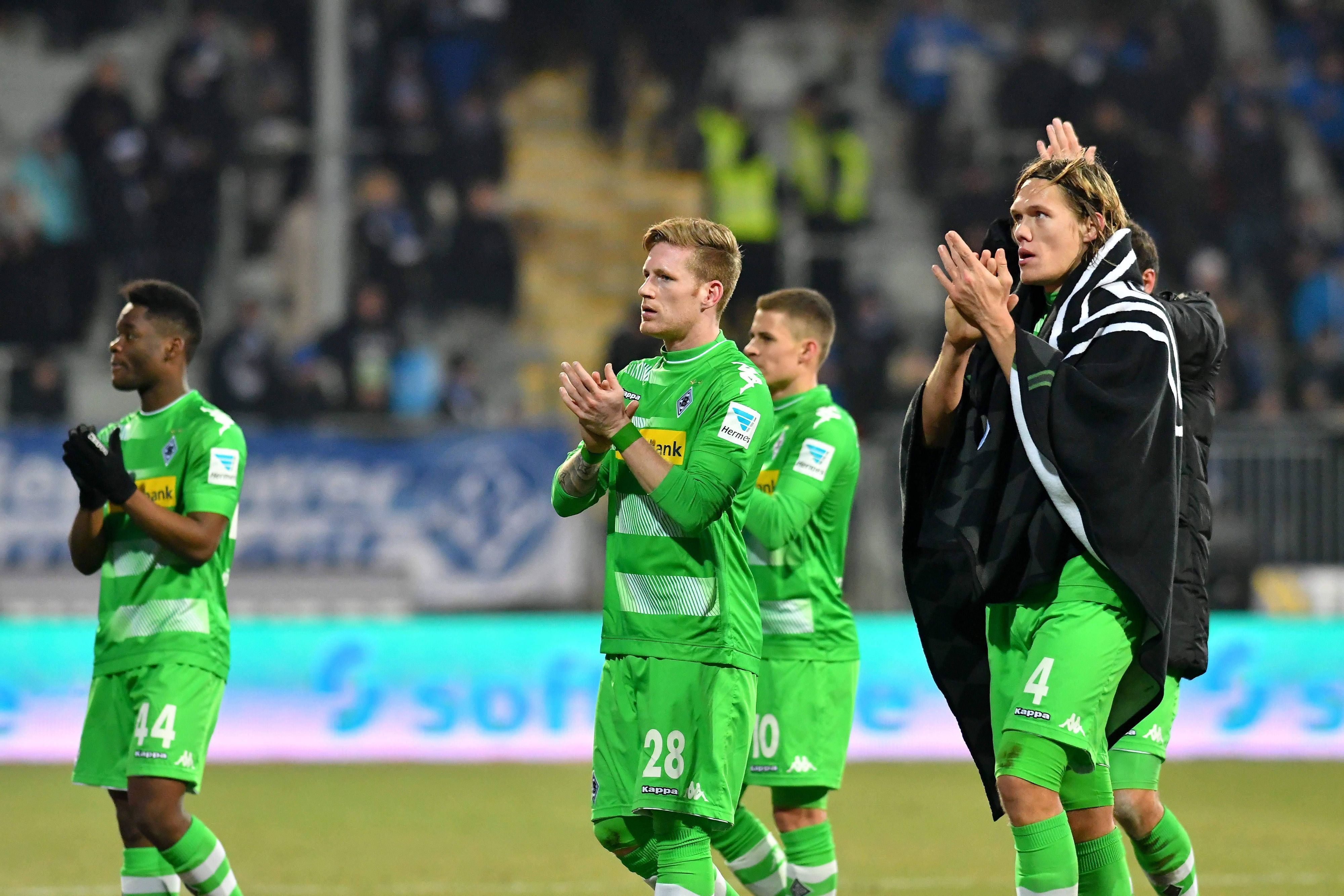 Borussia-Spieler applaudieren den Fans.