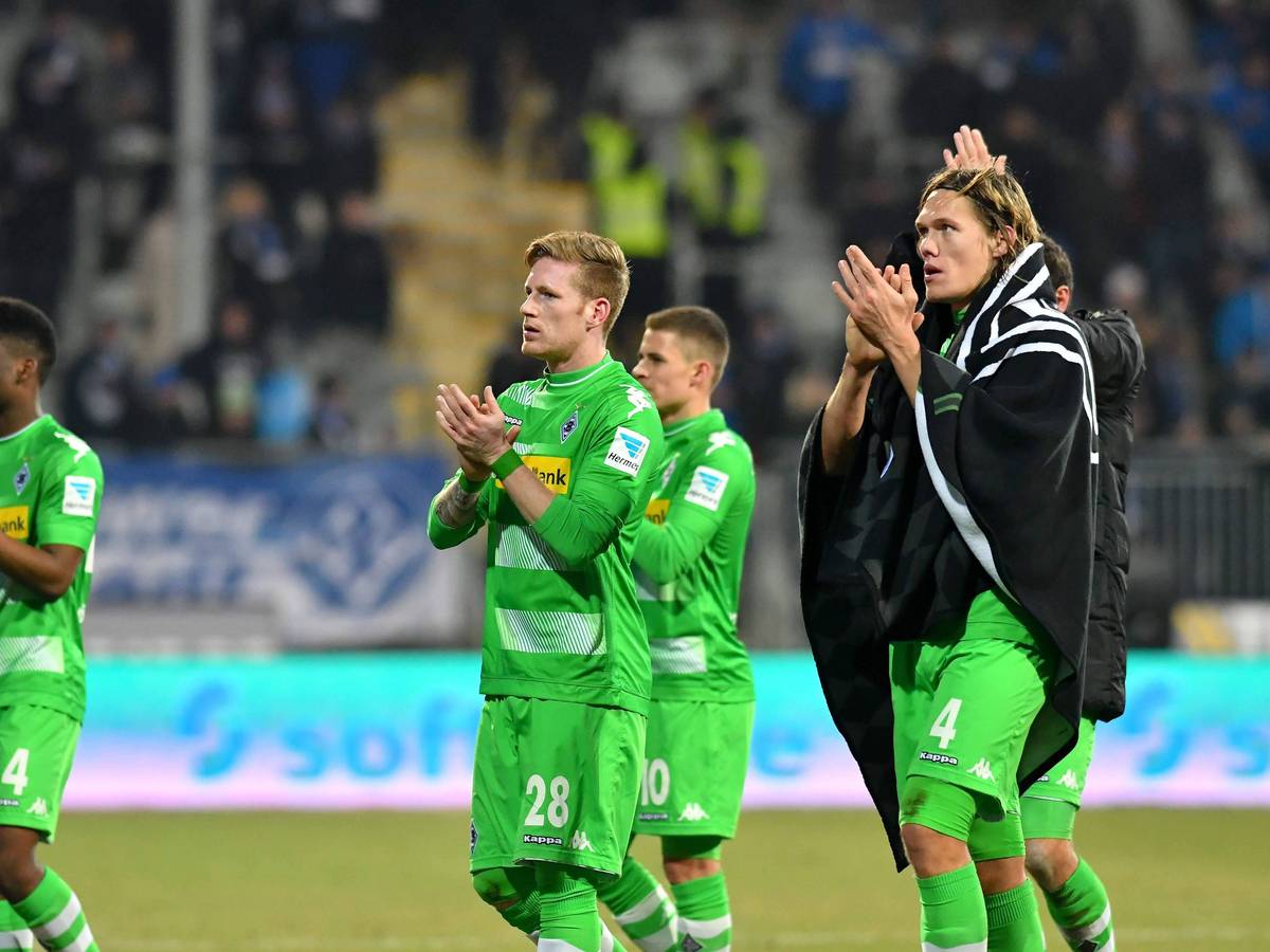 Borussia-Spieler applaudieren den Fans.