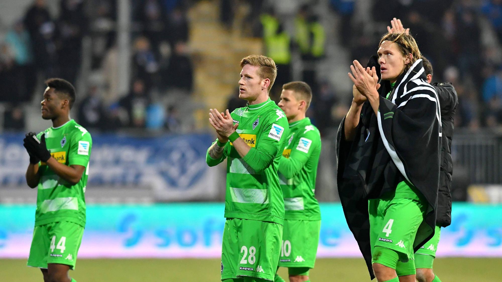 Borussia-Spieler applaudieren den Fans.