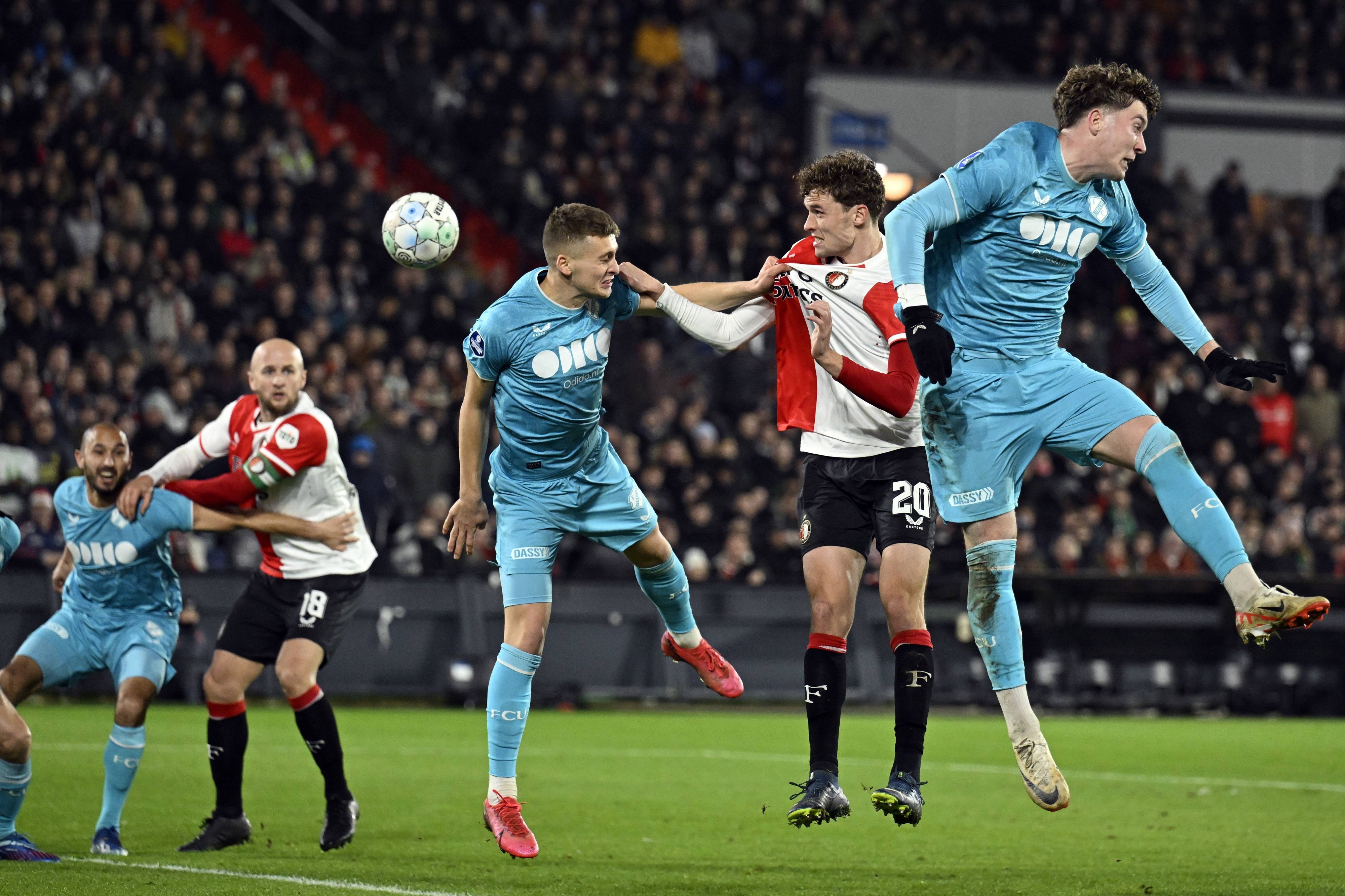 Mats Wieffer von Feyenoord Rotterdam setzt sich im Kopfballduell durch.