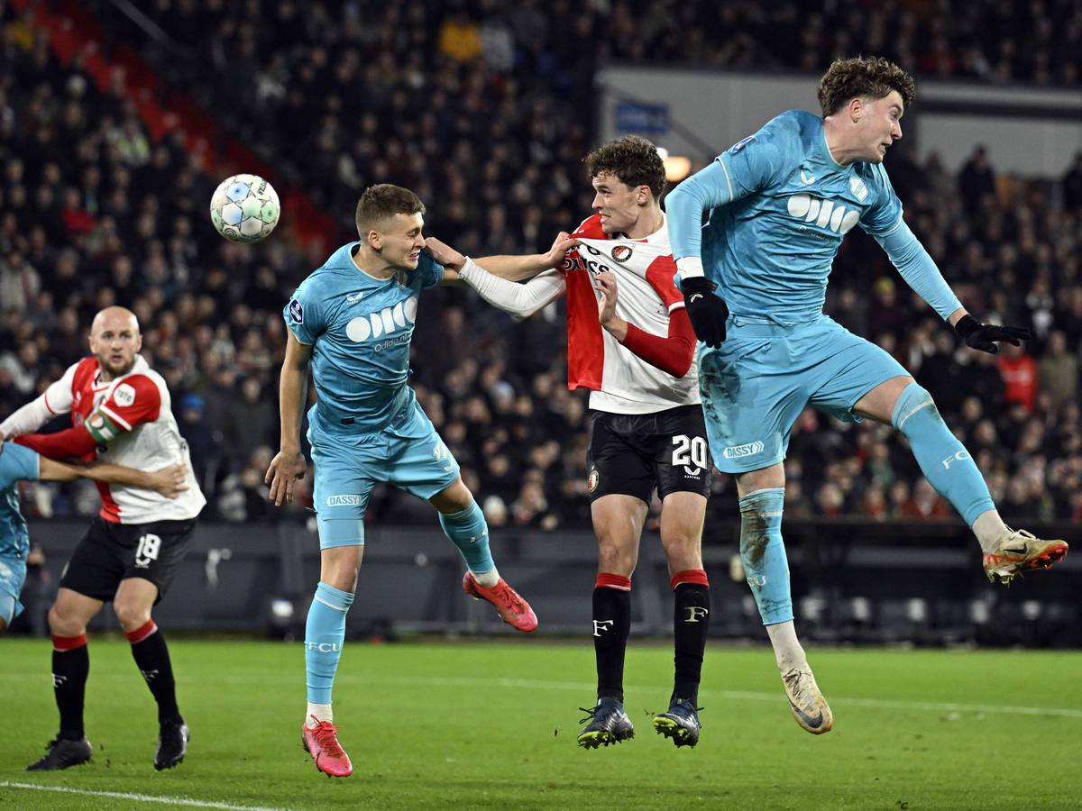 Mats Wieffer von Feyenoord Rotterdam setzt sich im Kopfballduell durch.