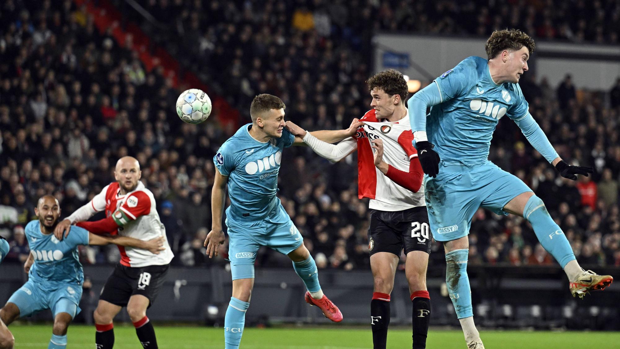 Mats Wieffer von Feyenoord Rotterdam setzt sich im Kopfballduell durch.