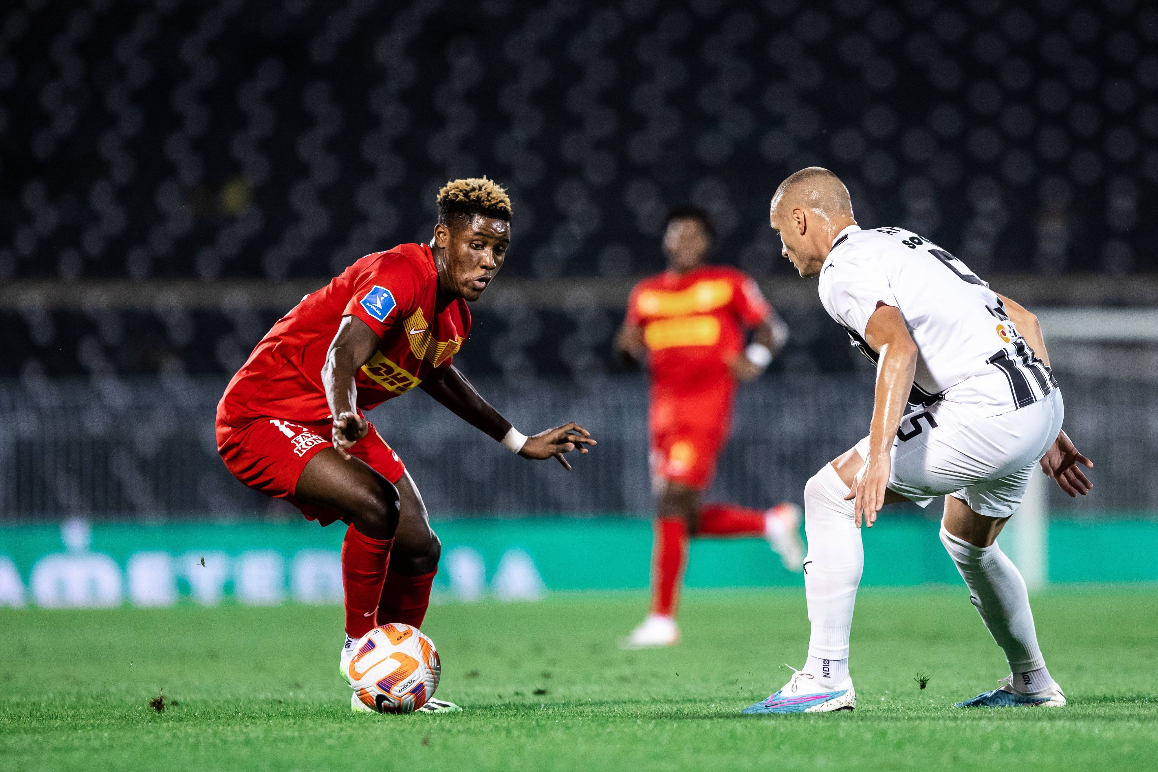 Nikolas Antic von Partizan Belgrad im Zweikampf mit Ibrahim Osman.