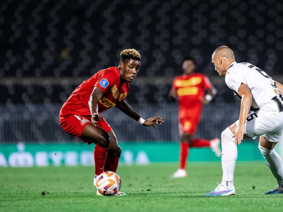 Nikolas Antic von Partizan Belgrad im Zweikampf mit Ibrahim Osman.