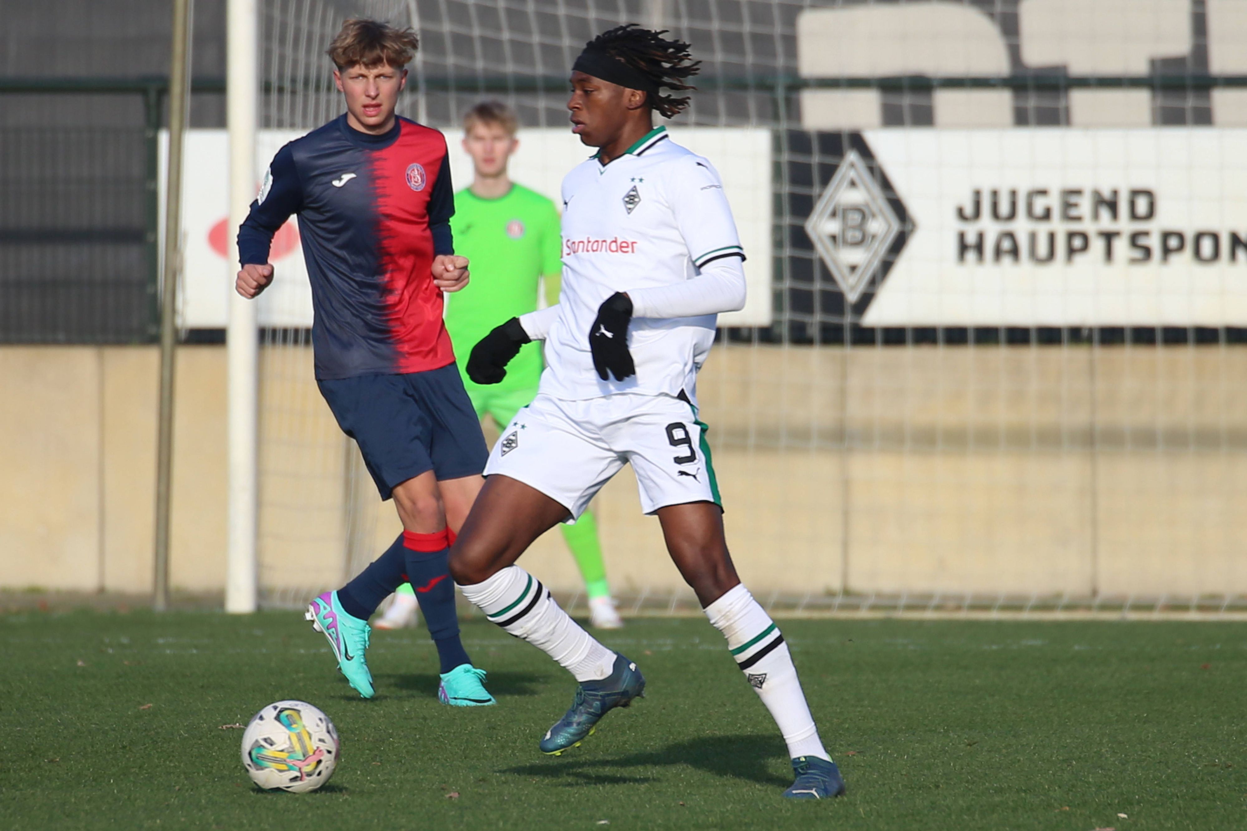 Winsley Boteli in einem Spiel der Borussia-U19 am Ball.