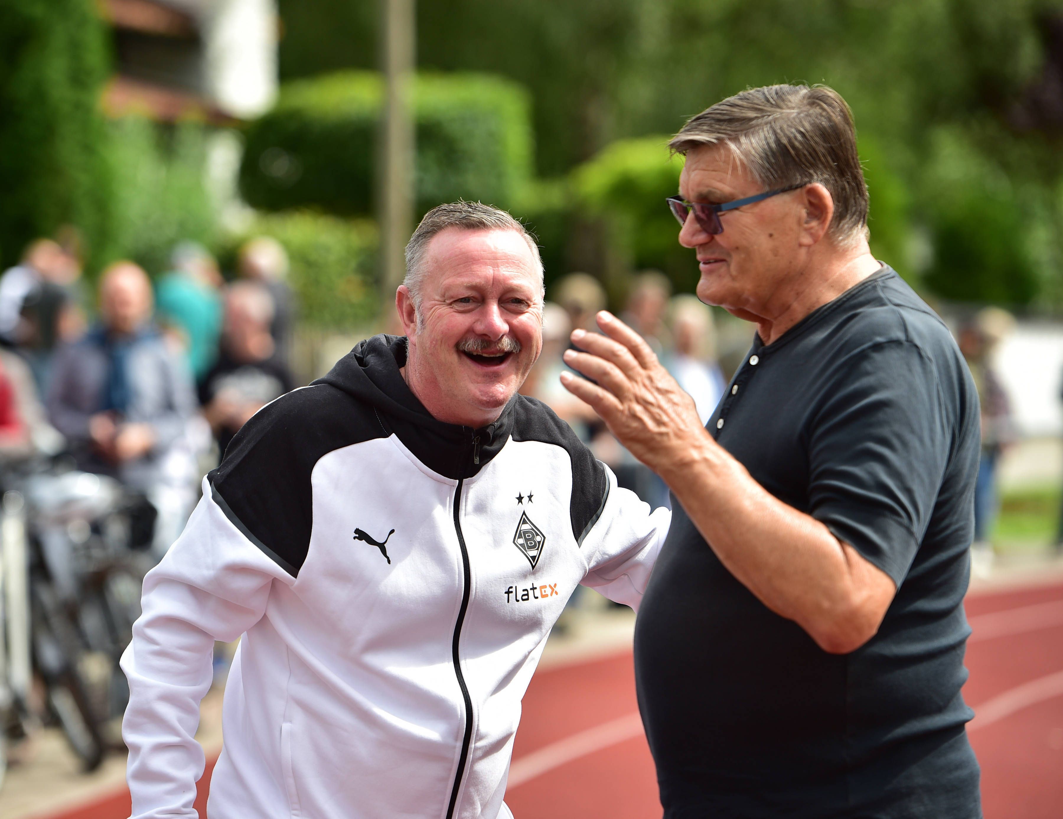 Roland Virkus und Hans Meyer lachen im Gespräch.