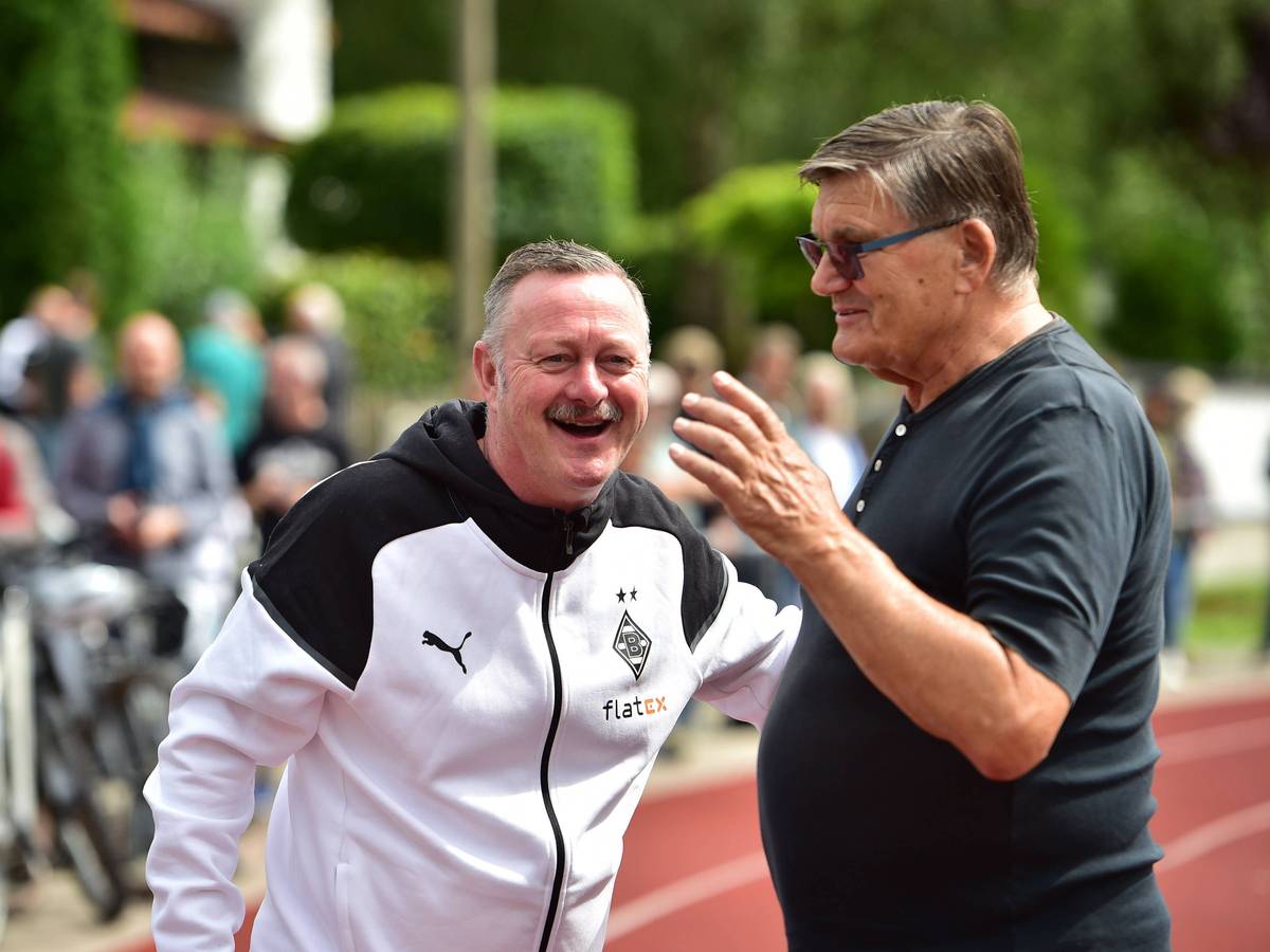 Roland Virkus und Hans Meyer lachen im Gespräch.