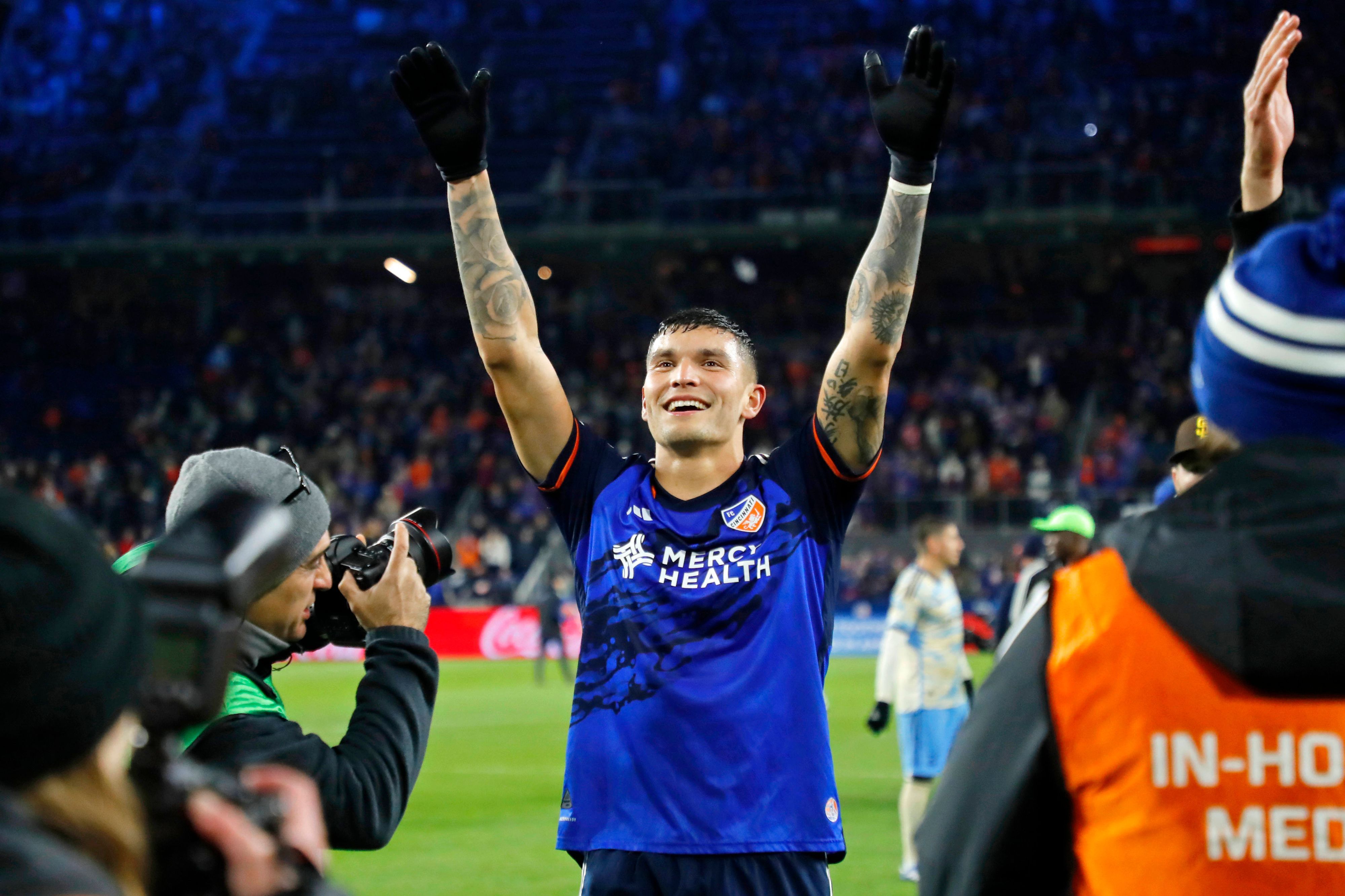 Brandon Vazquez streckt beide Arme in die Luft.