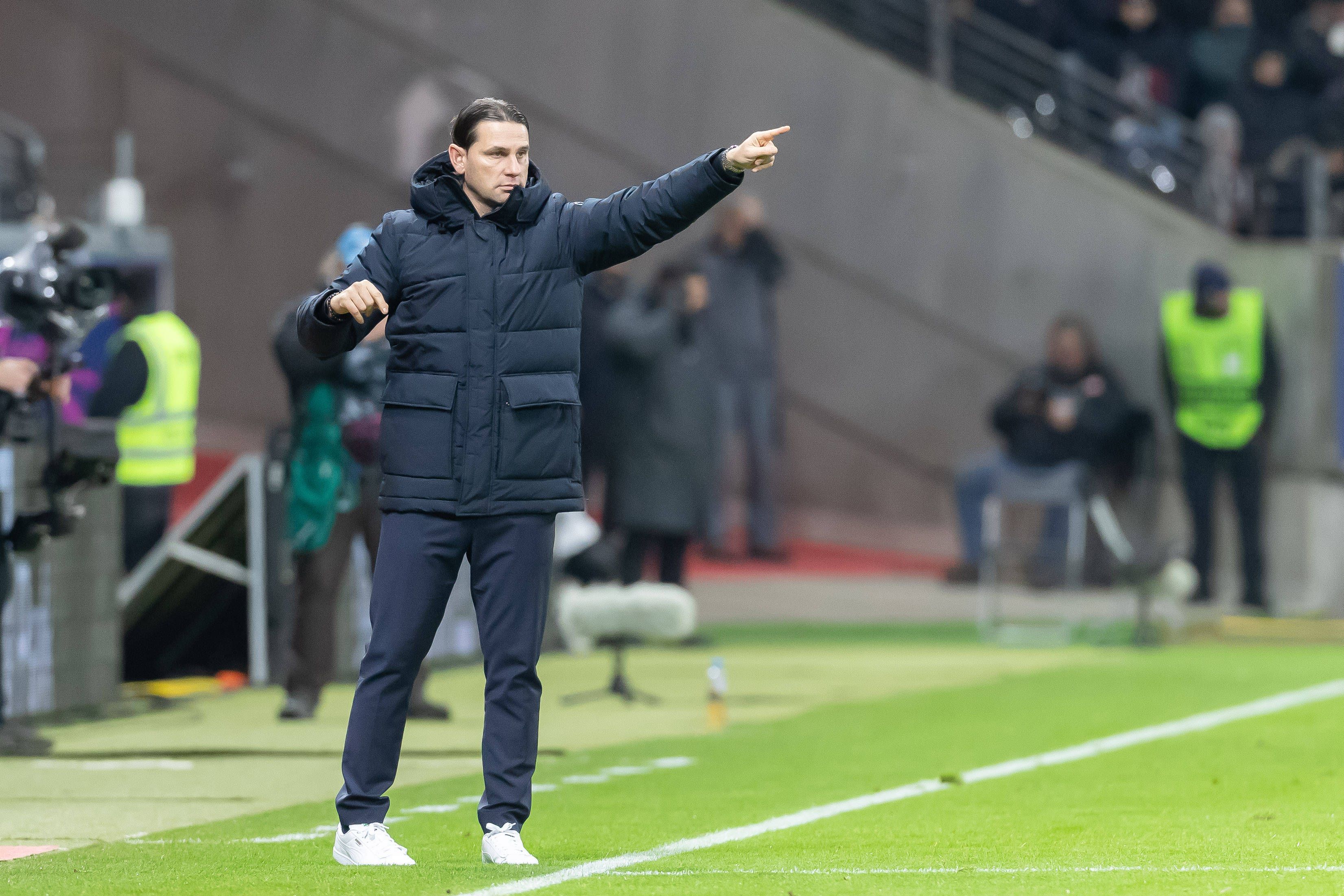 Gerardo Seone gestikuliert mit ausgestrecktem Arm von der Seitenlinie.