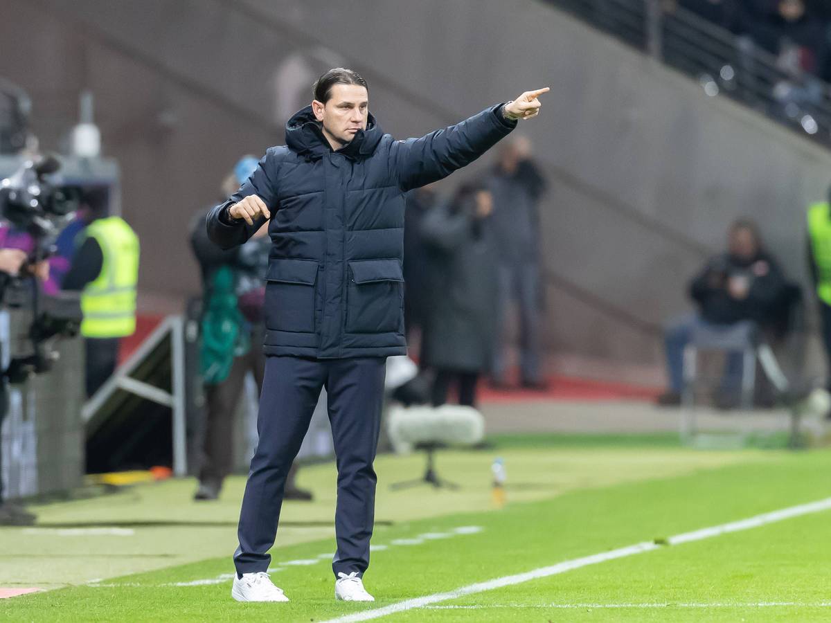 Gerardo Seone gestikuliert mit ausgestrecktem Arm von der Seitenlinie.