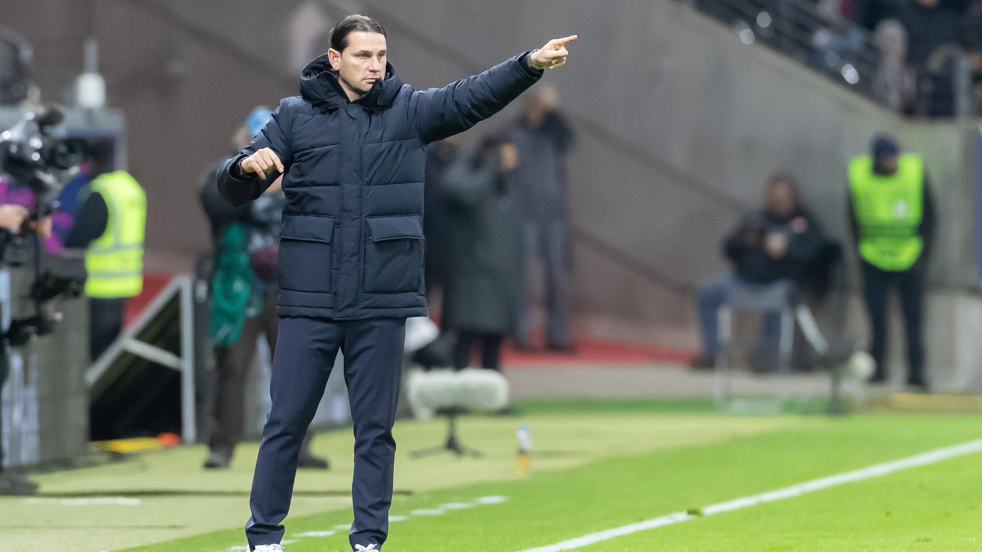 Gerardo Seone gestikuliert mit ausgestrecktem Arm von der Seitenlinie.