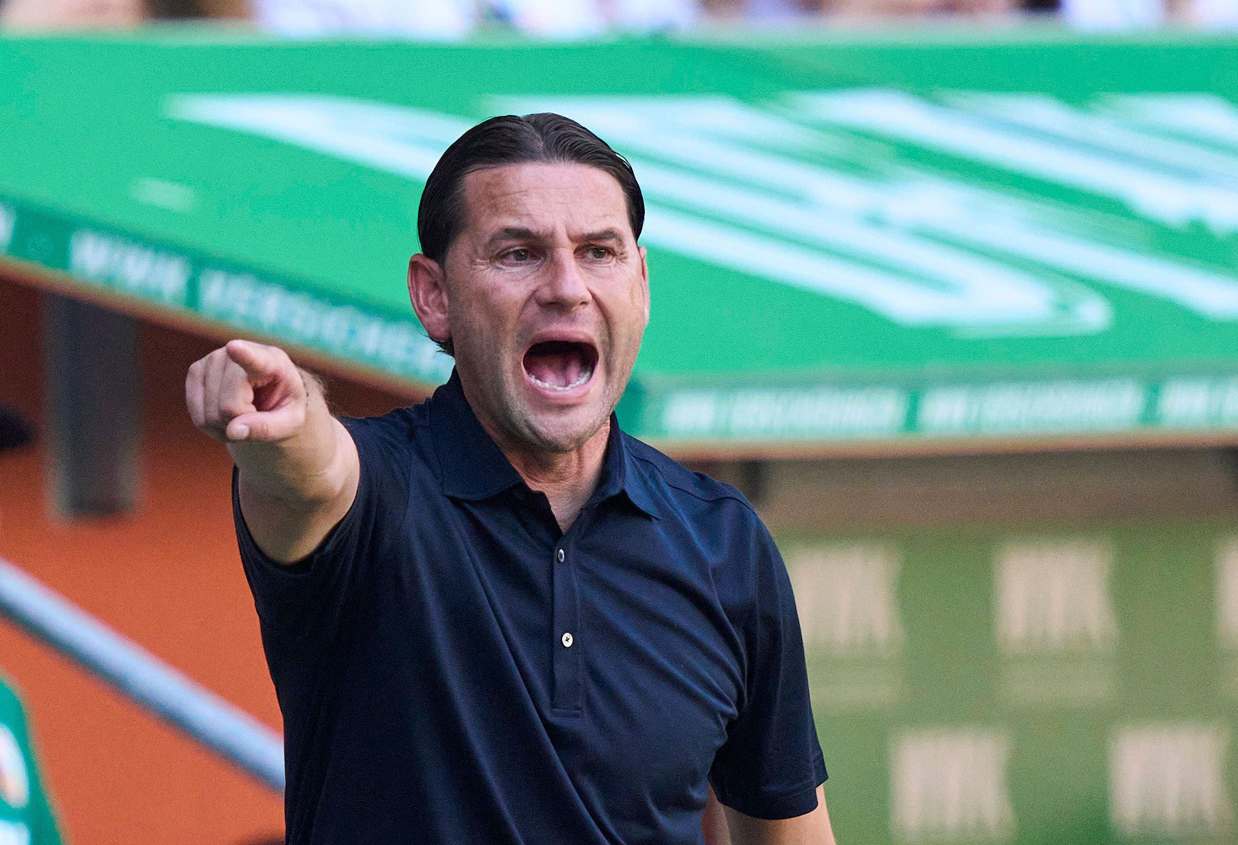 Gerardo Seoane gibt Anweisungen mit seinem rechten Arm.