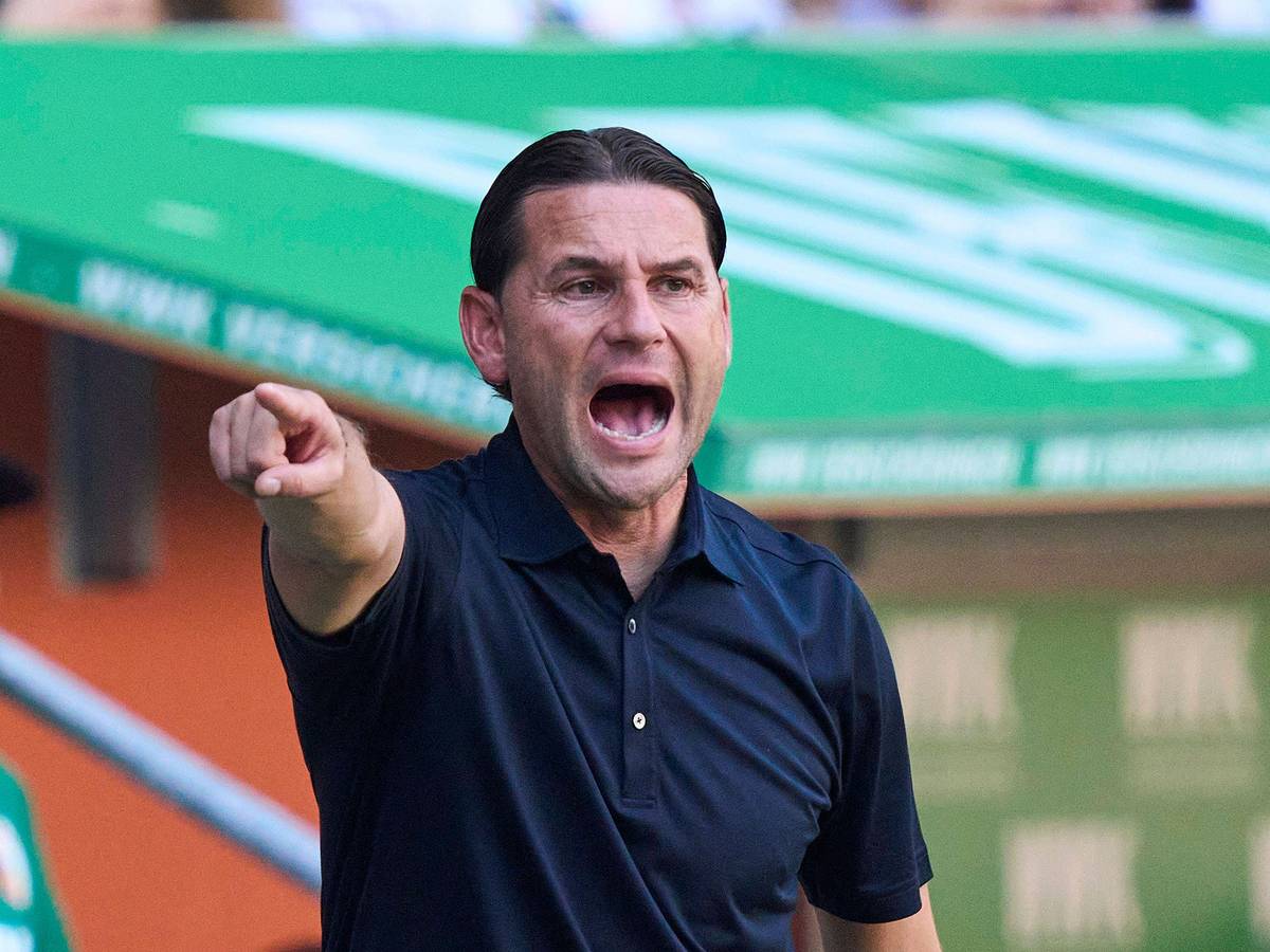 Gerardo Seoane gibt Anweisungen mit seinem rechten Arm.