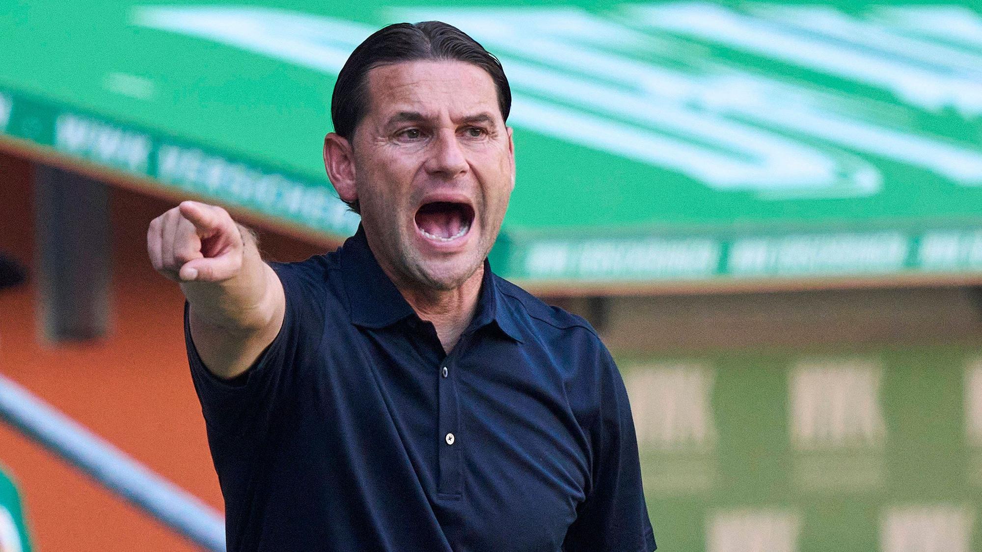 Gerardo Seoane gibt Anweisungen mit seinem rechten Arm.