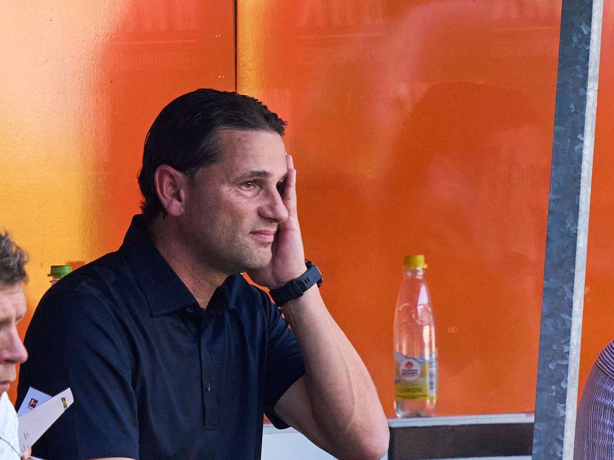 Gerard Seoane fasst sich an den Kopf.