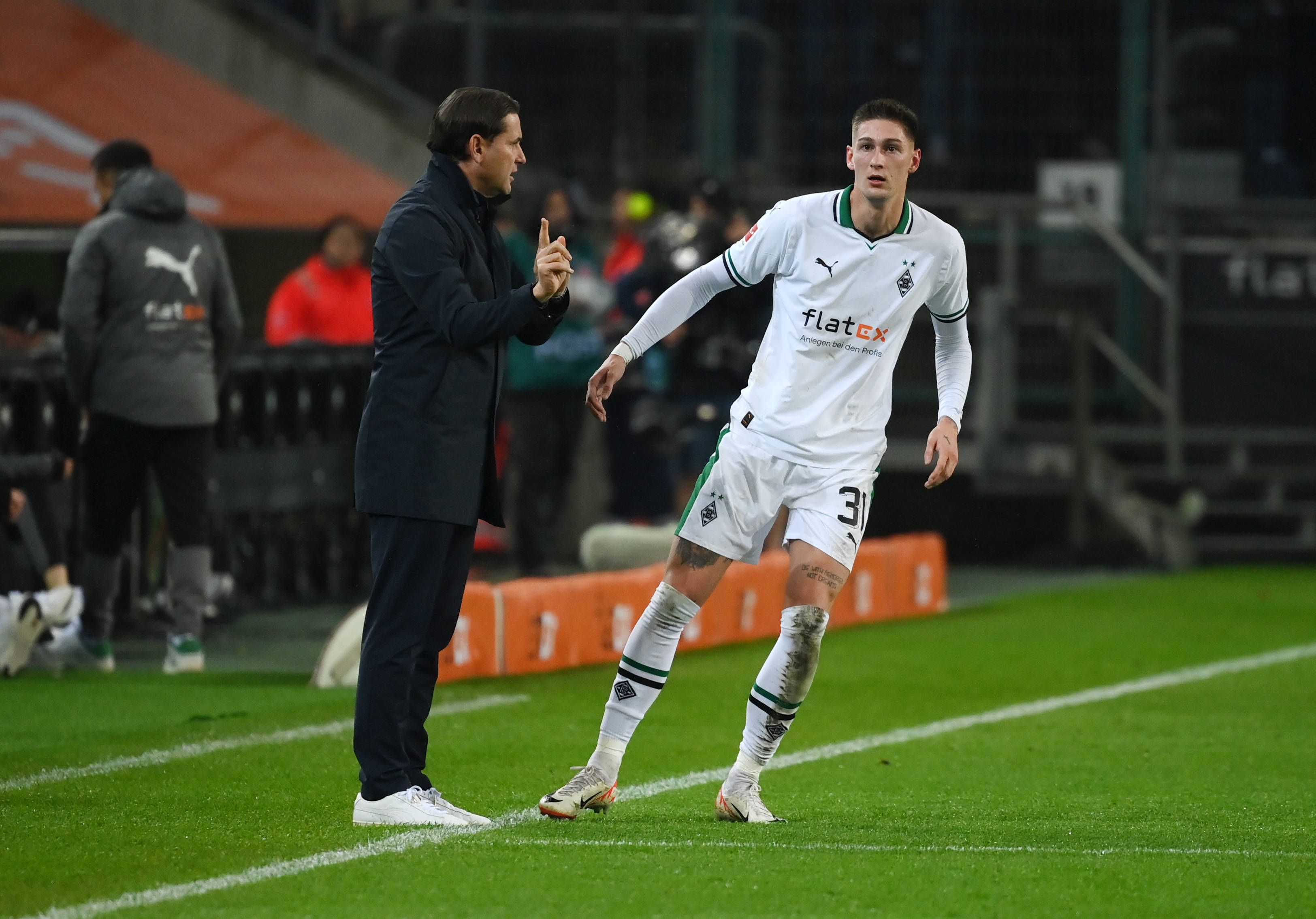 Tomas Cvancara bekommt Anweisungen von Gerardo Seoane.