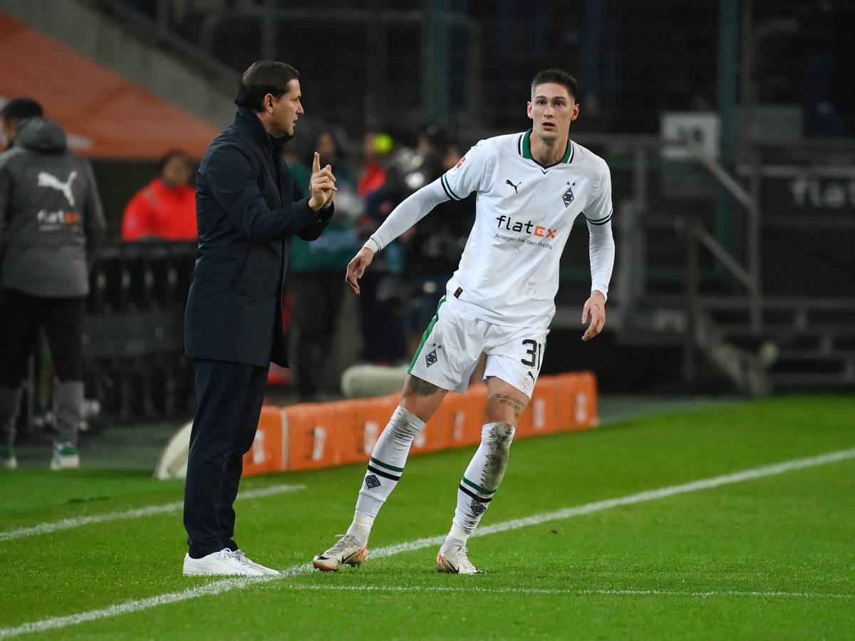 Tomas Cvancara bekommt Anweisungen von Gerardo Seoane.