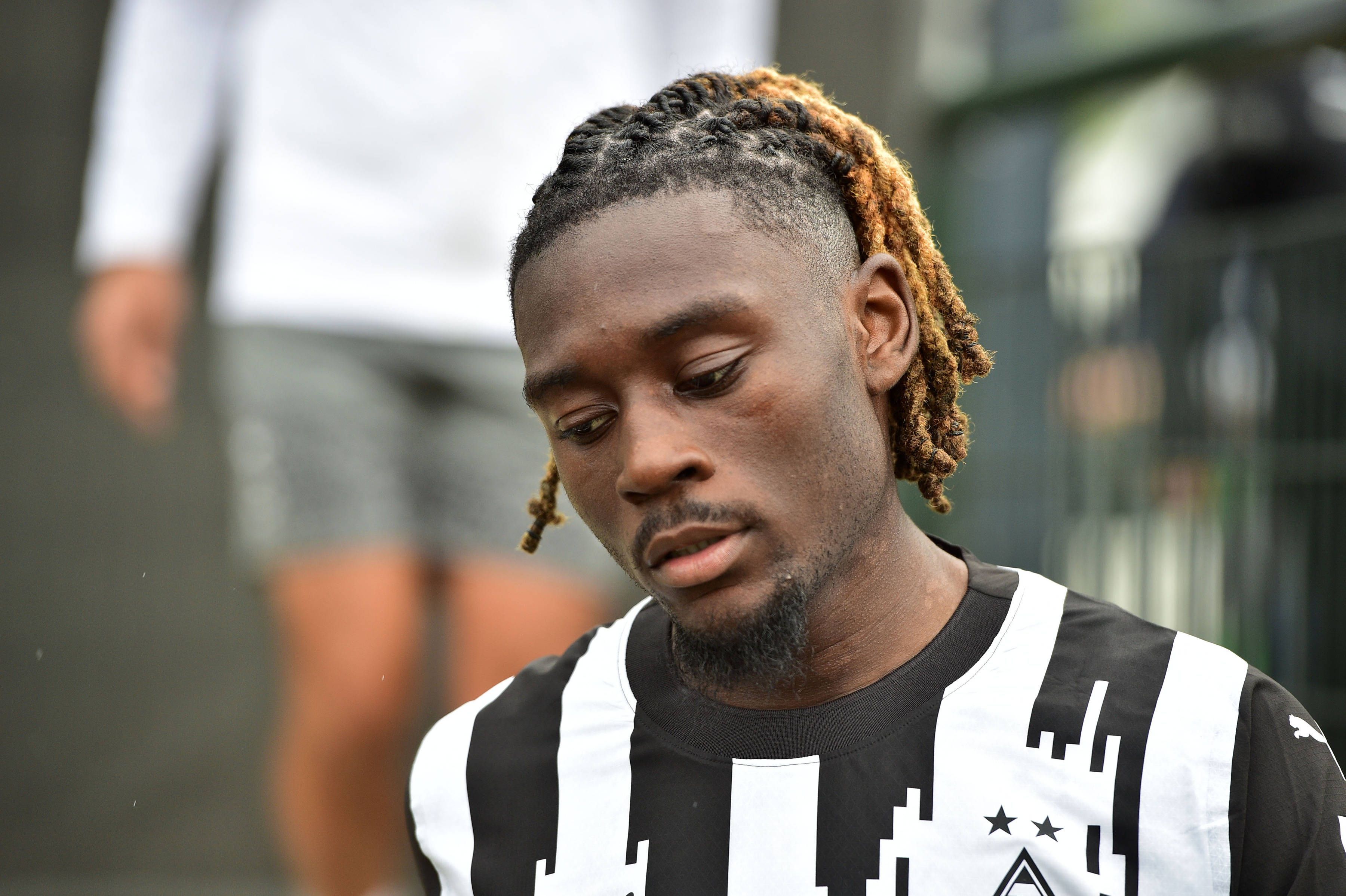 Manu Koné schaut auf den Boden.