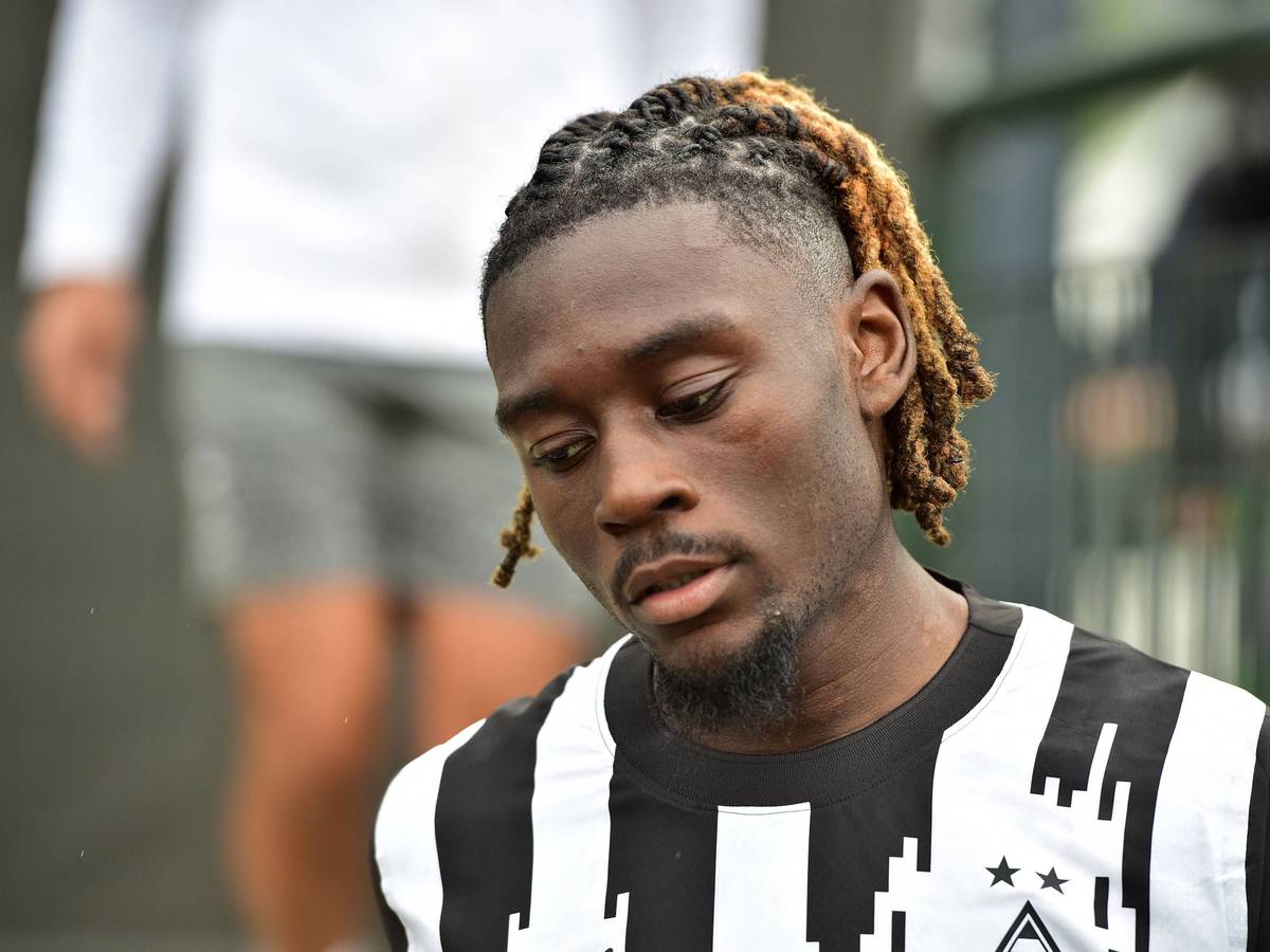 Manu Koné schaut auf den Boden.