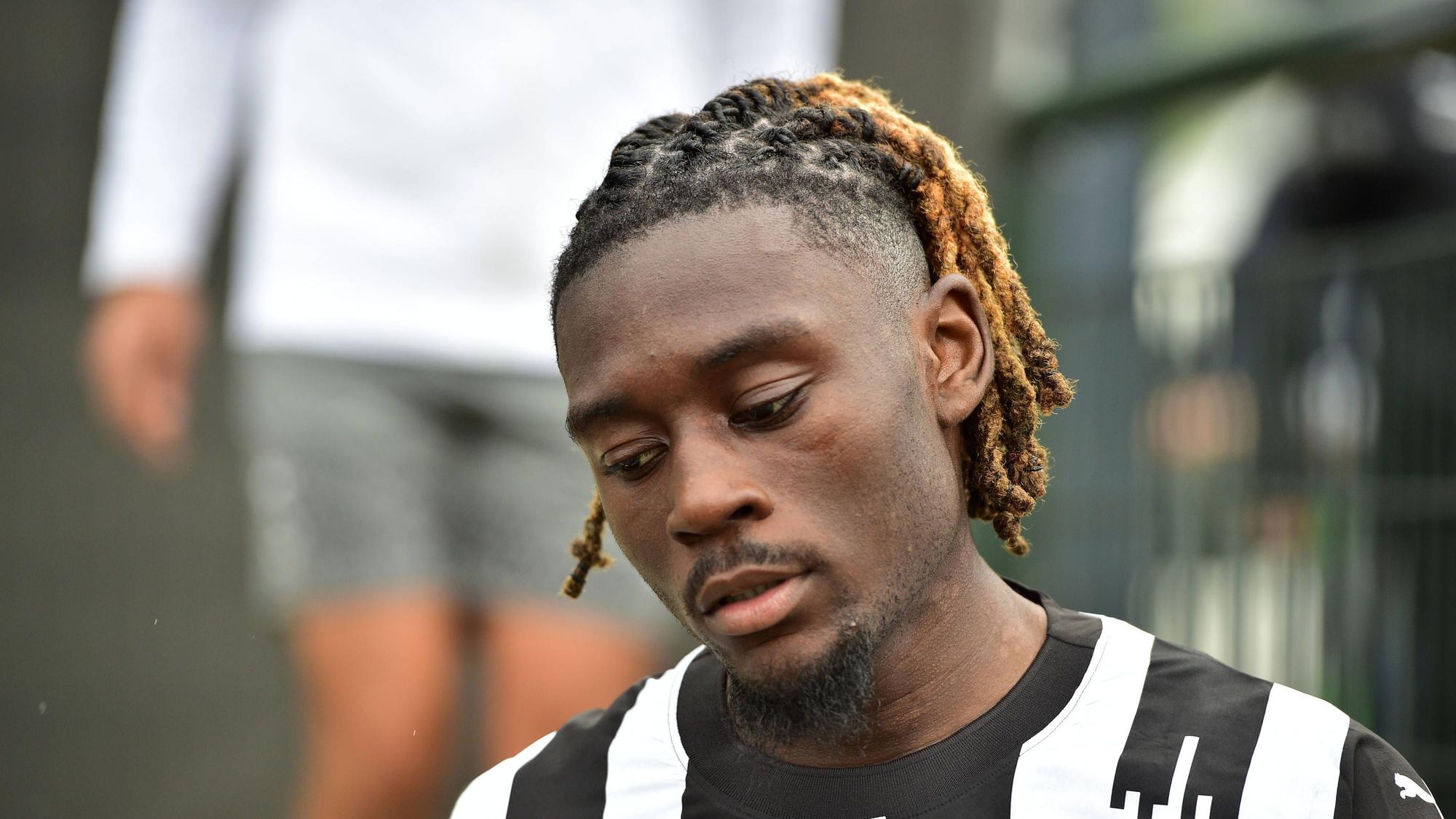 Manu Koné schaut auf den Boden.