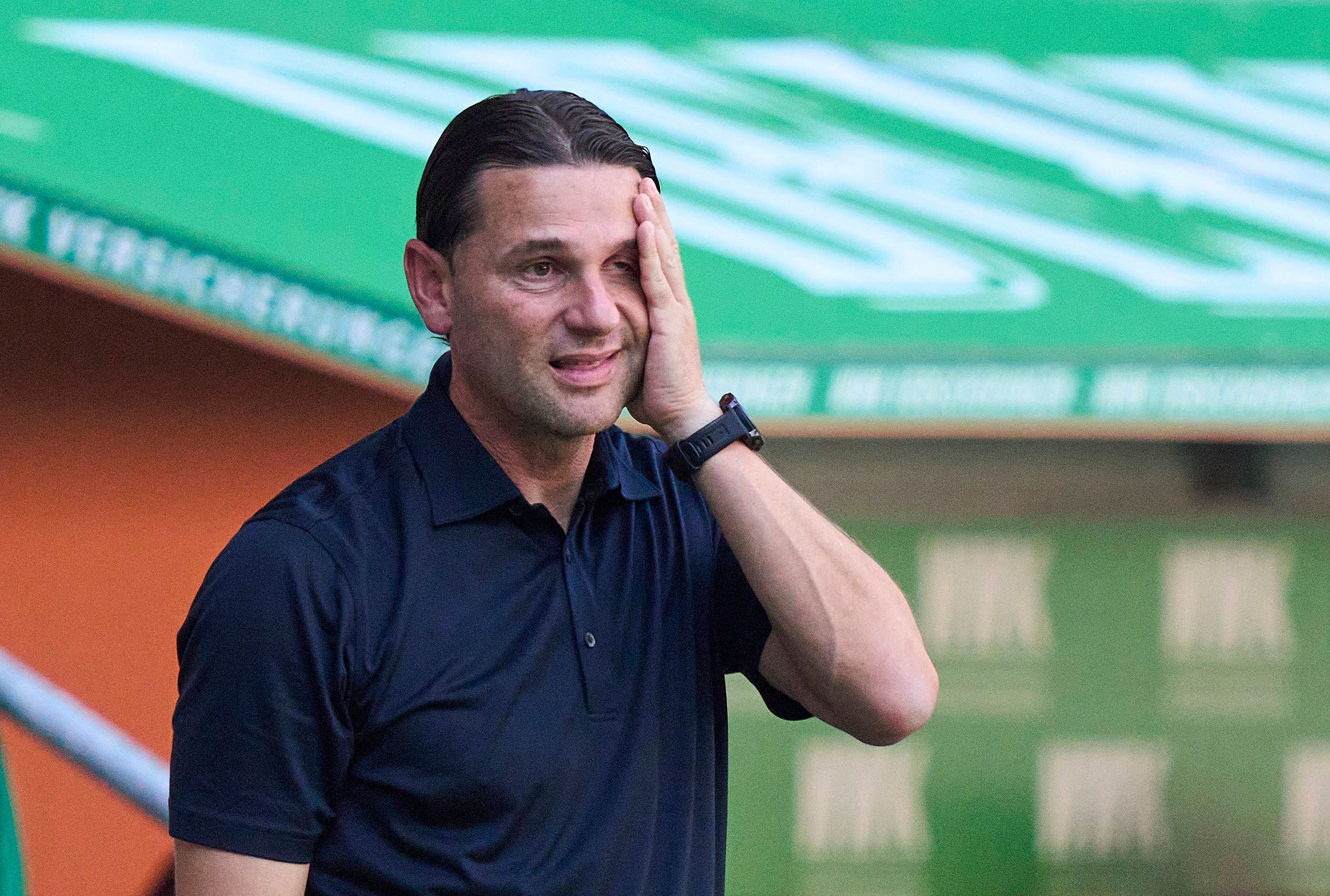 Gerardo Seoane fasst sich an den Kopf.