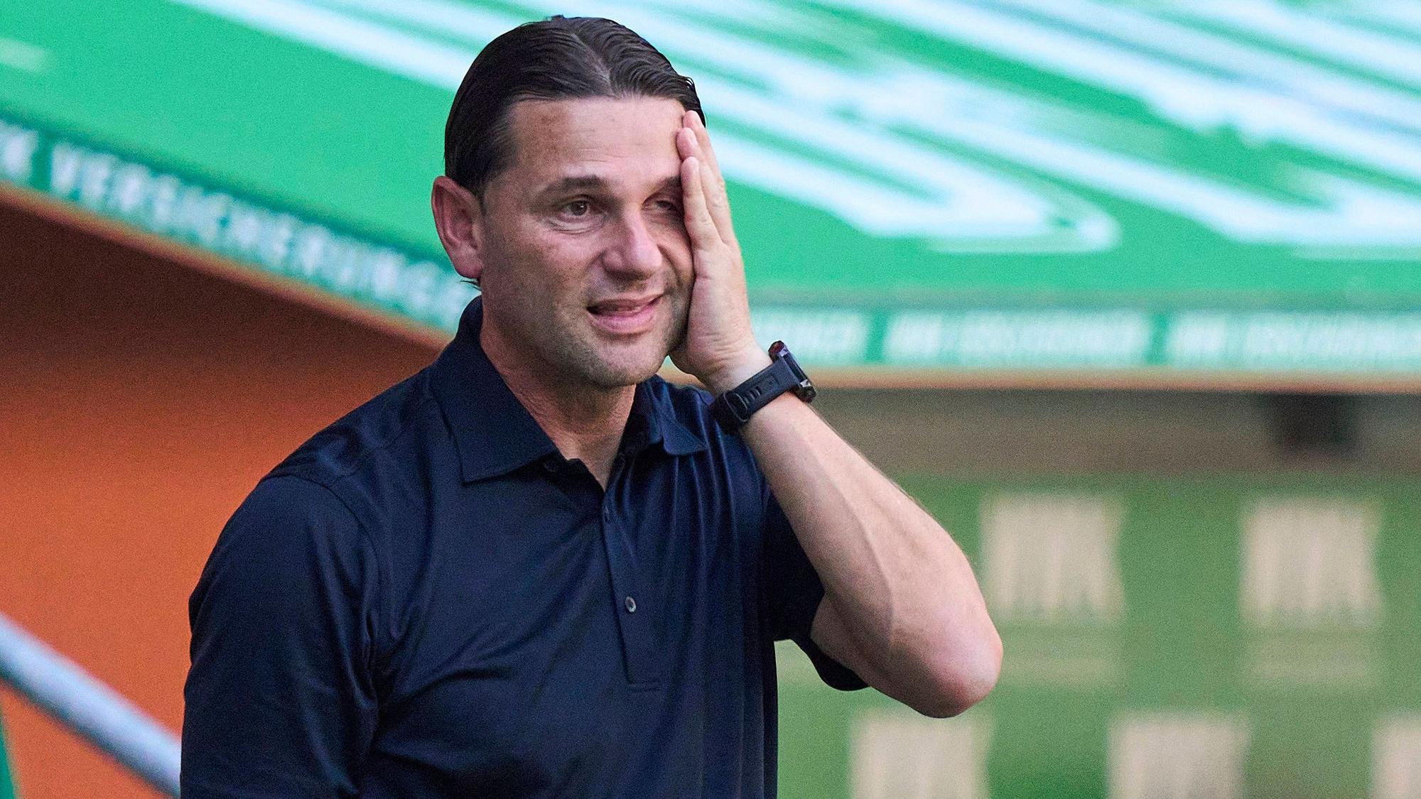 Gerardo Seoane fasst sich ins Gesicht.