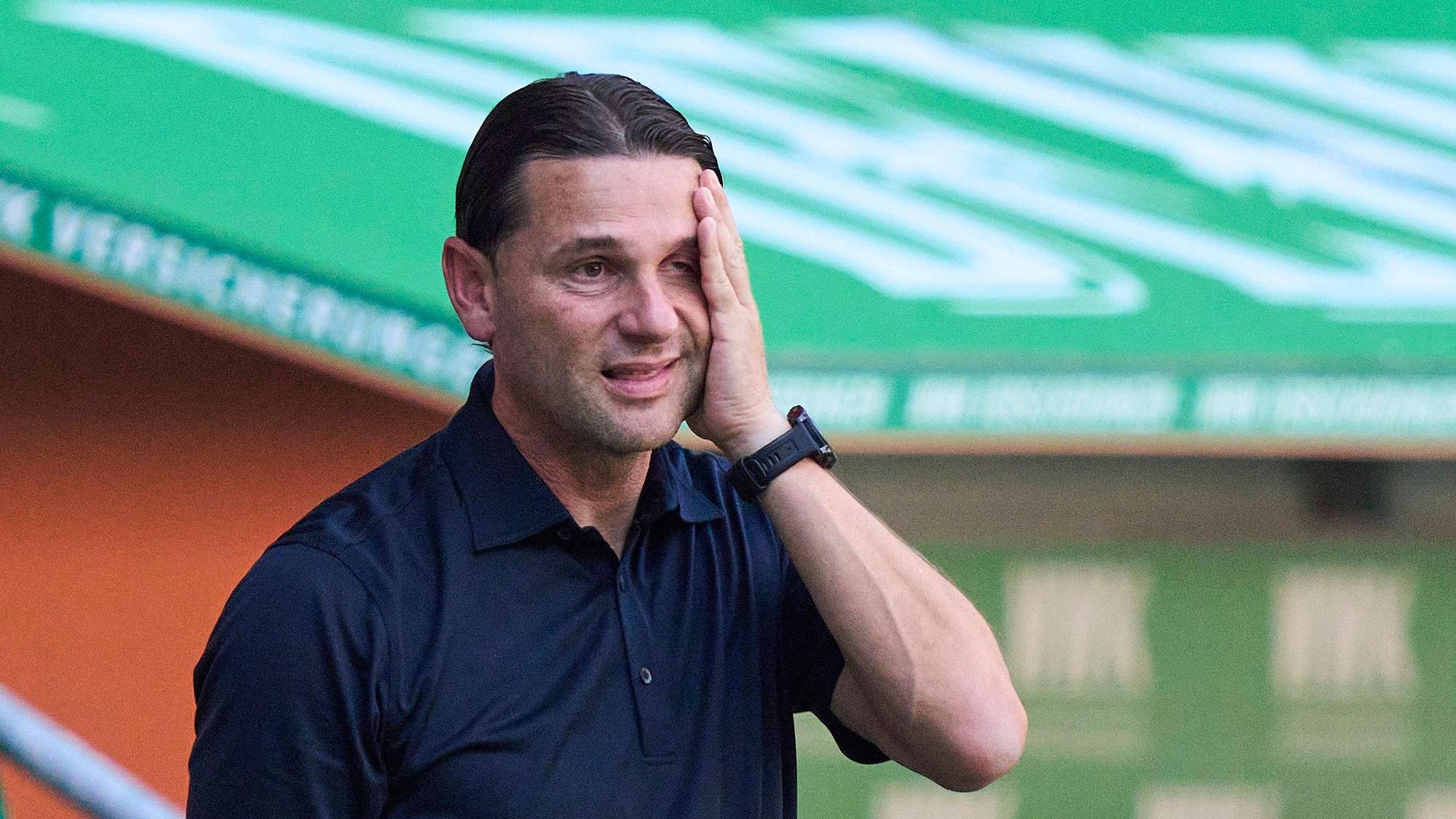 Gerardo Seoane fasst sich an den Kopf.