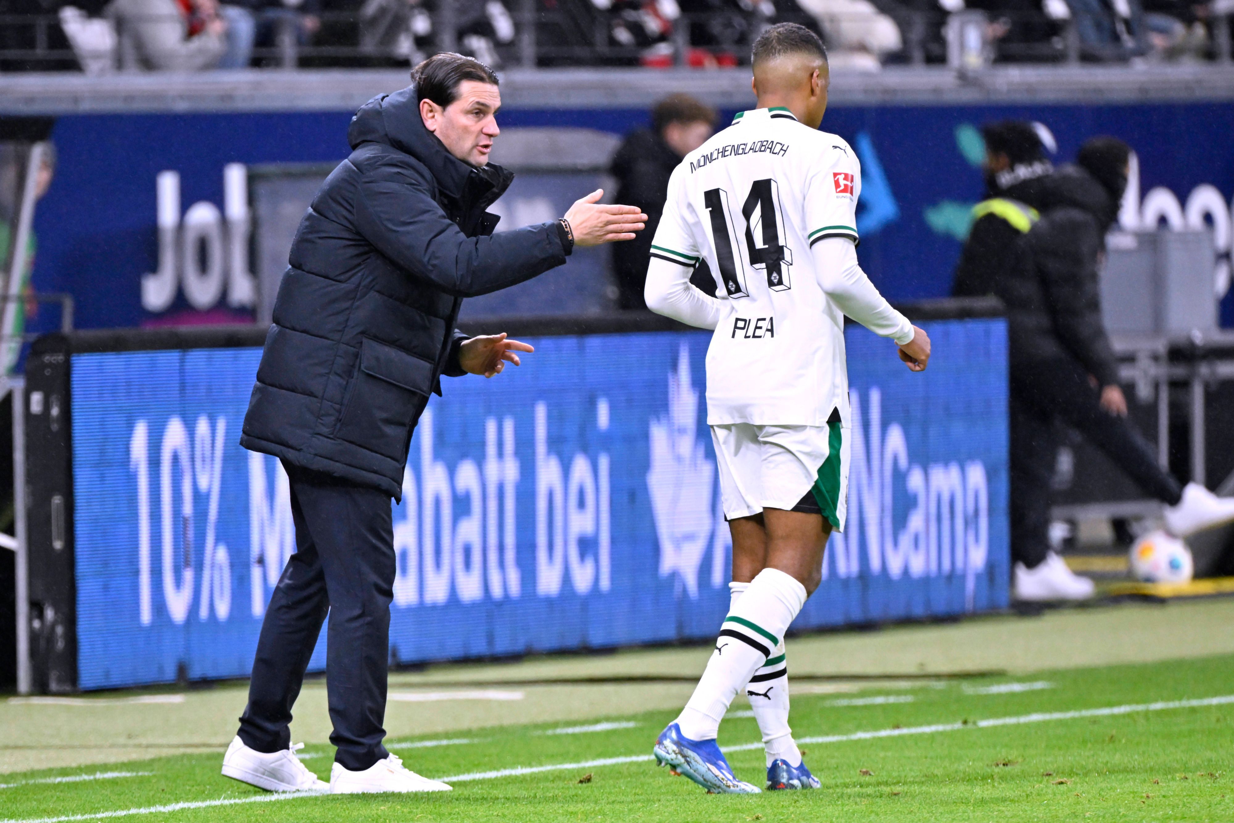 Gerardo Seoane im Gespräch mit Alassane Plea.