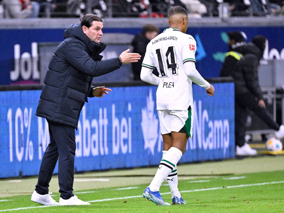 Gerardo Seoane im Gespräch mit Alassane Plea.