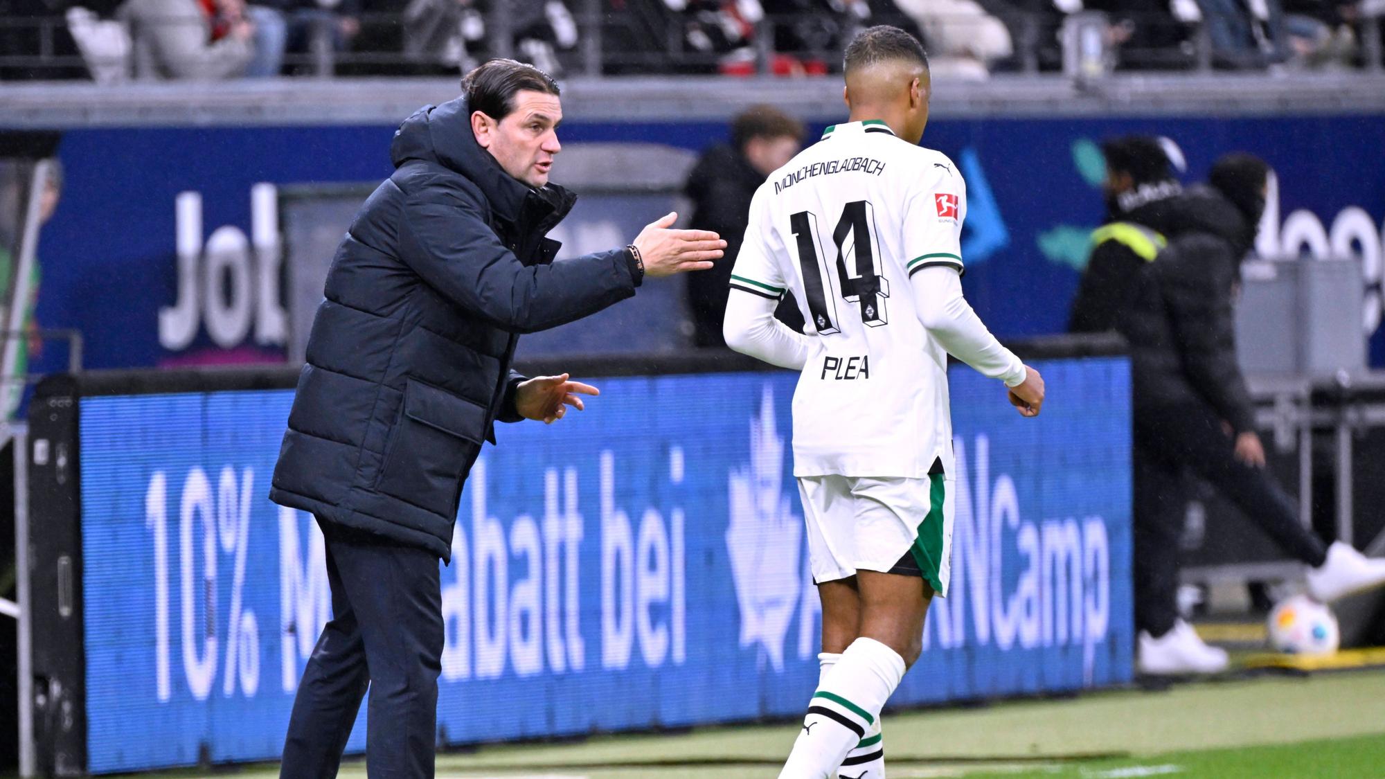 Gerardo Seoane im Gespräch mit Alassane Plea.