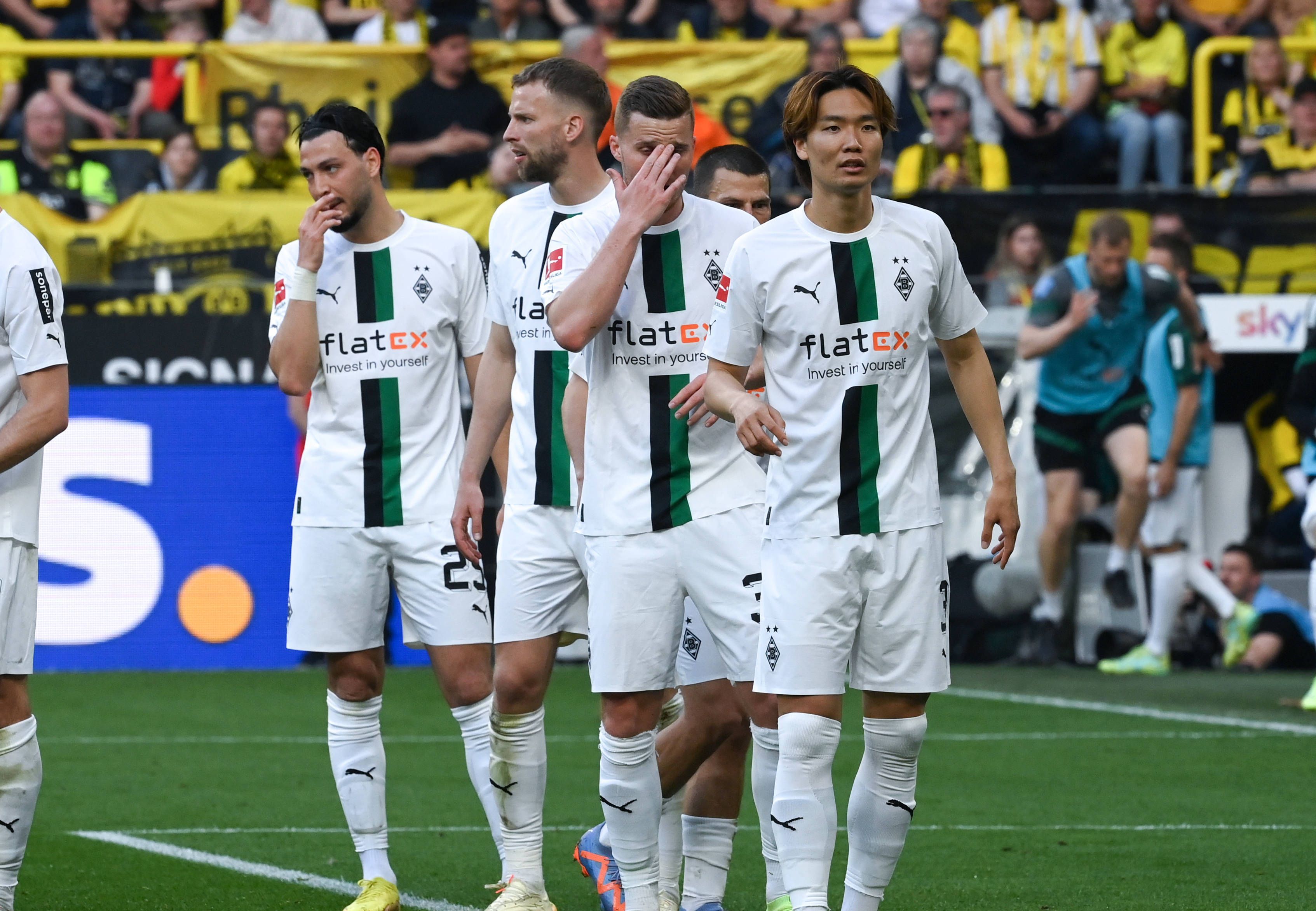 Borussia-Verteidiger warten im Strafraum.