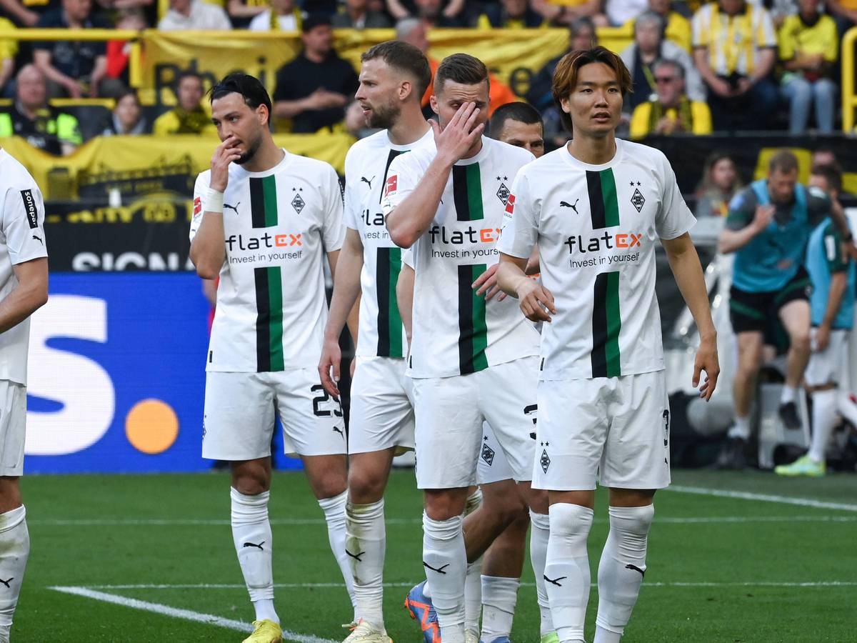 Borussia-Verteidiger warten im Strafraum.