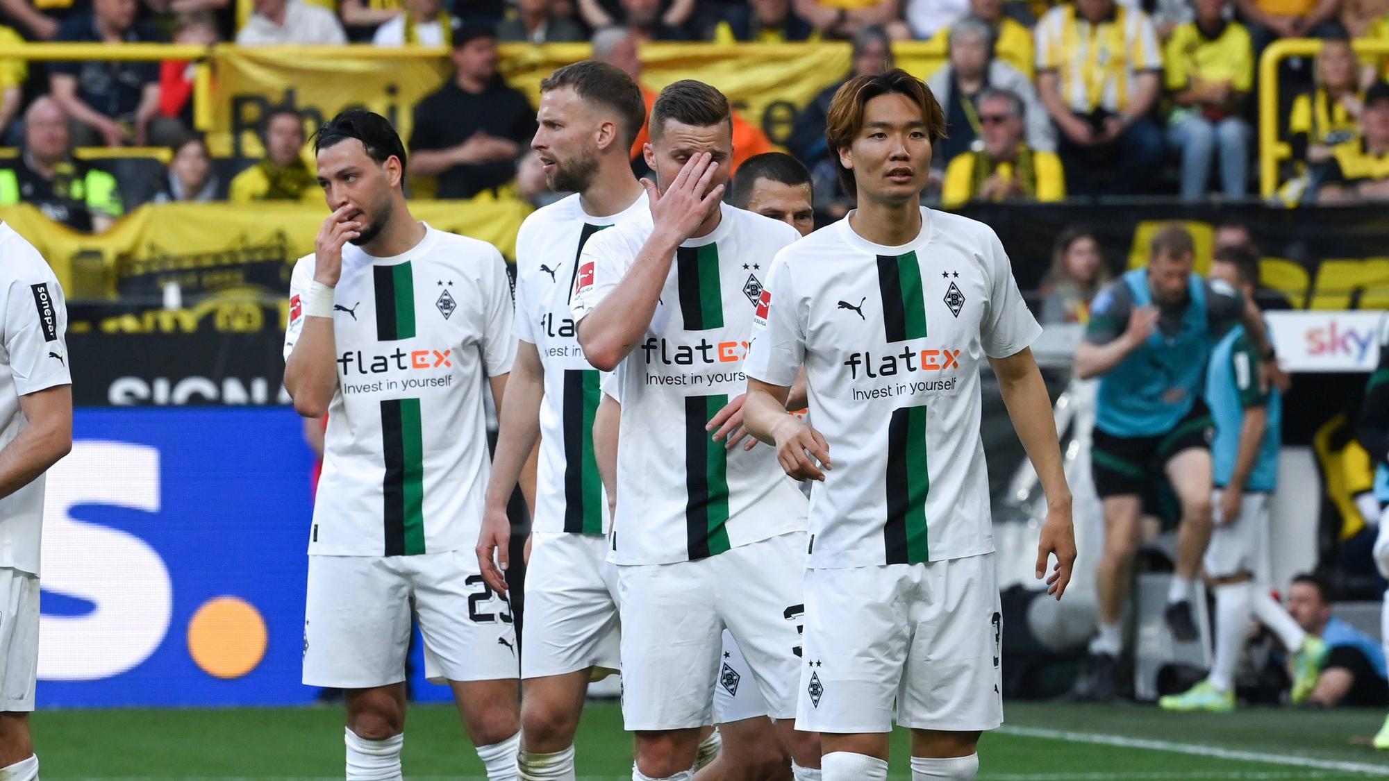 Borussia-Verteidiger warten im Strafraum.