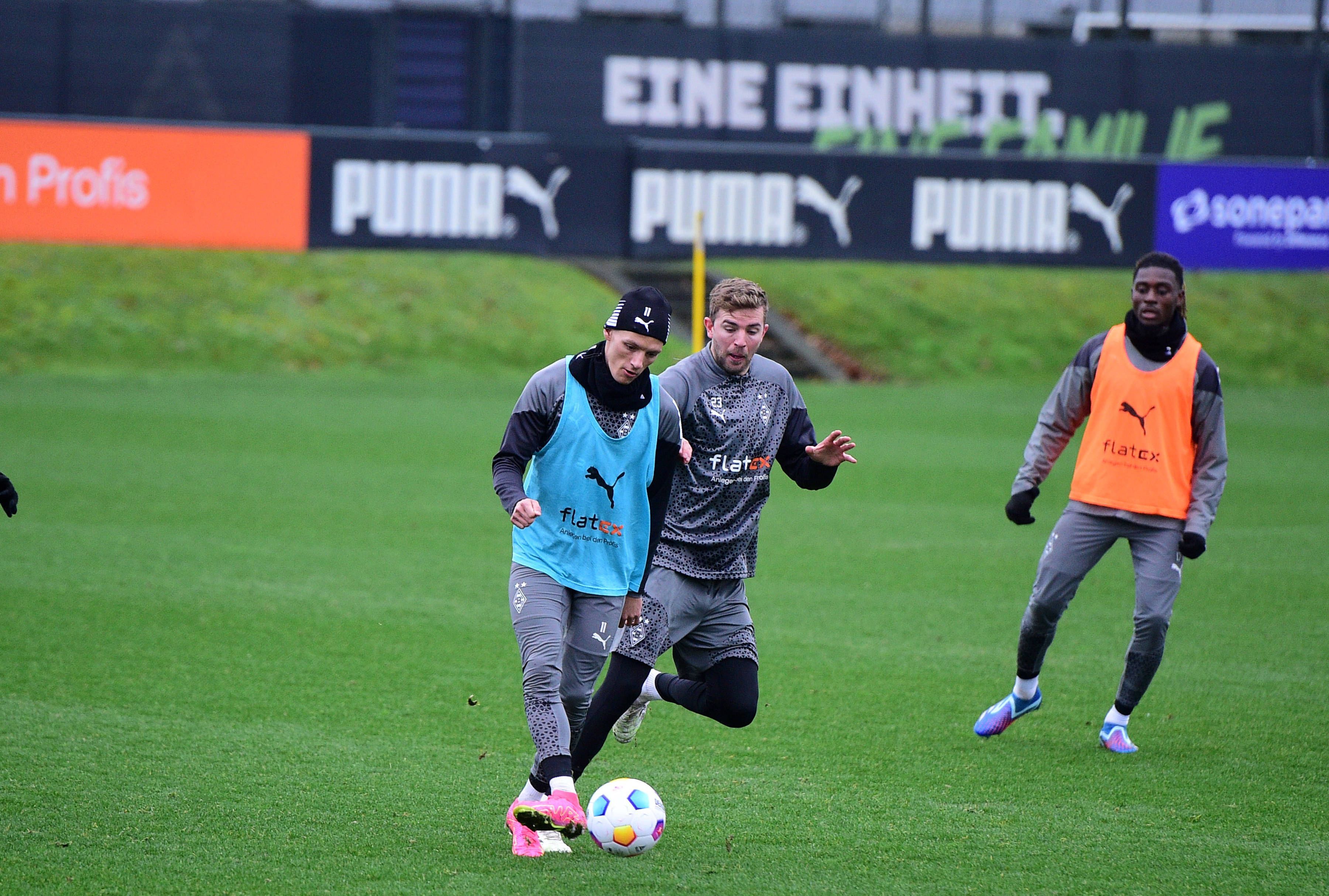 Hannes Wolf im Zweikampf mit Christoph Kramer.