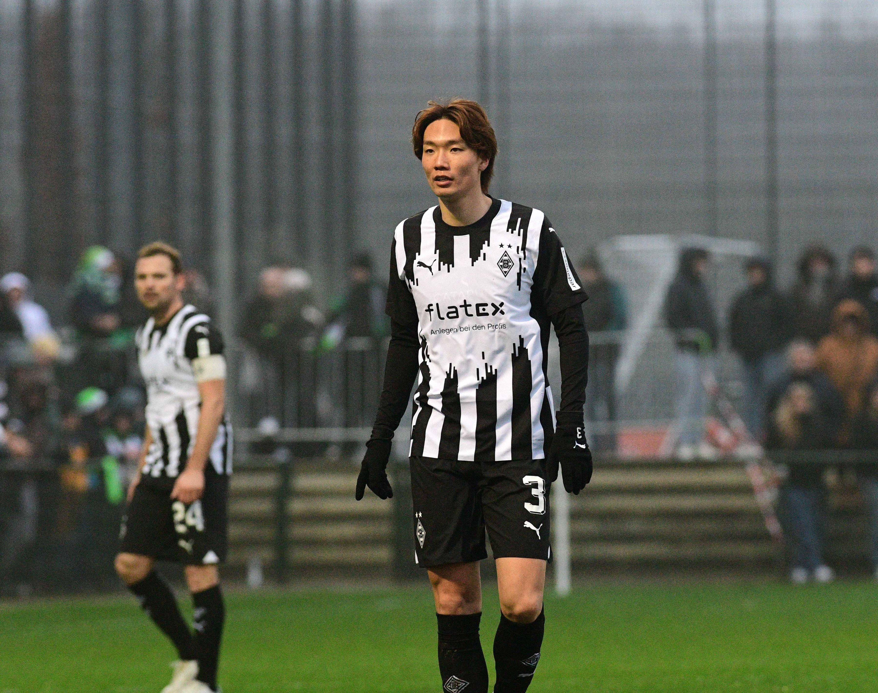 Ko Itakura im Borussia-Trikot.