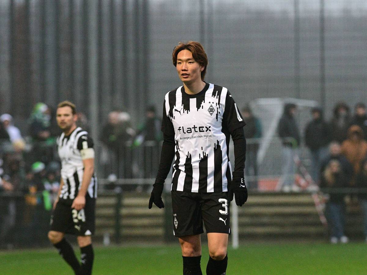 Ko Itakura im Borussia-Trikot.