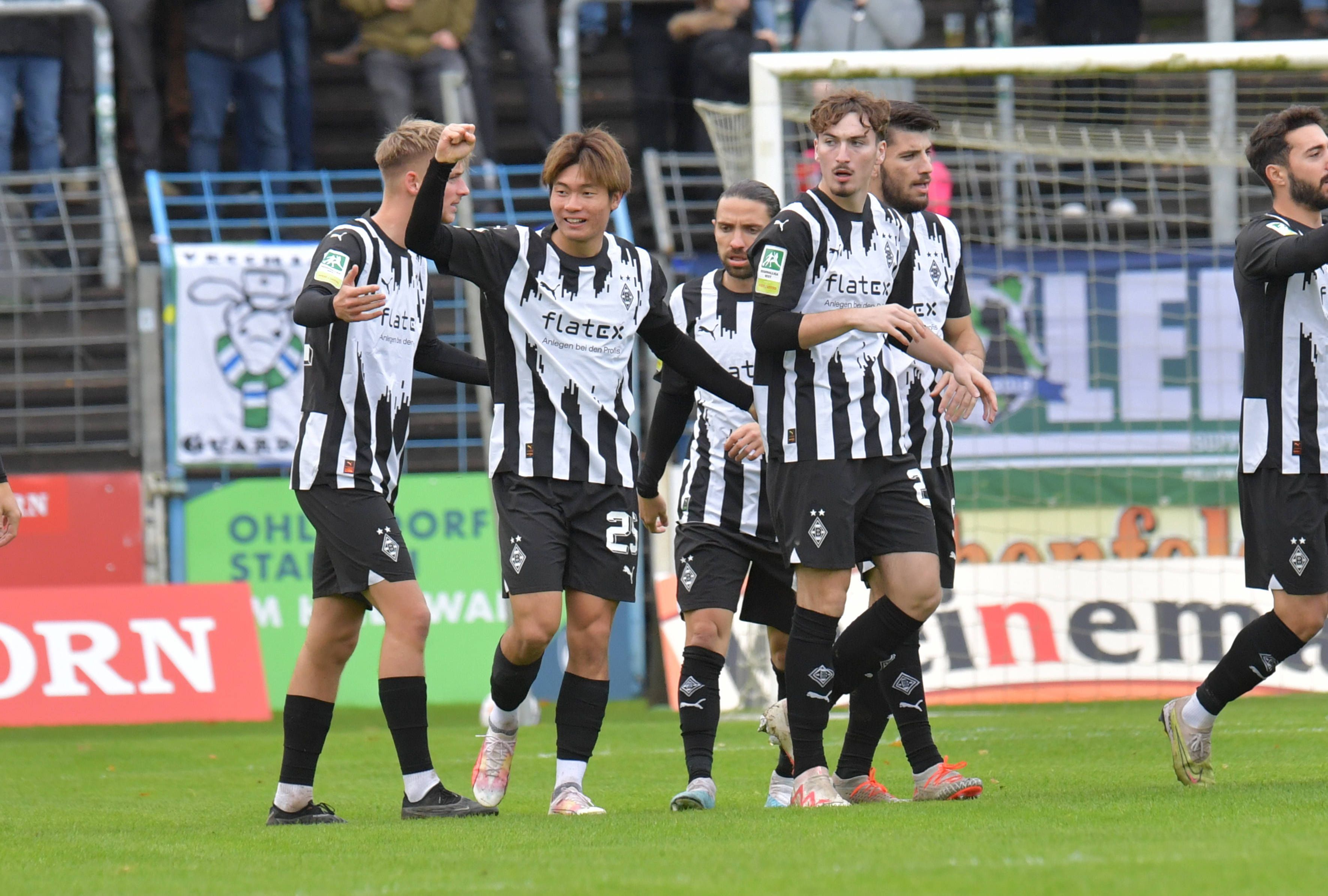 Spieler von Borussia Mönchengladbachs U23 bejubeln einen Treffer.