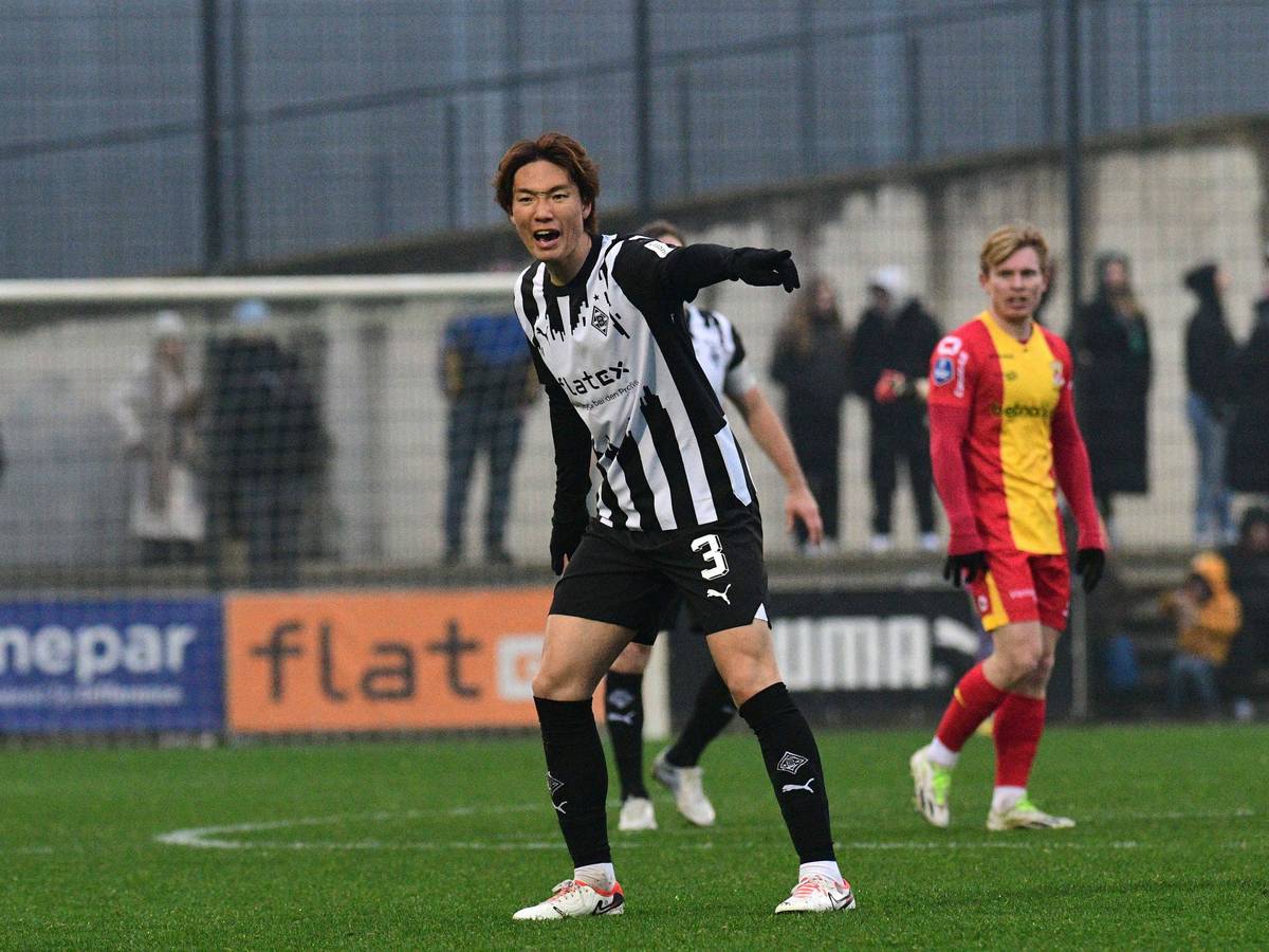 Ein Spieler von Borussia Mönchengladbach dirigiert während eines Testspiels.