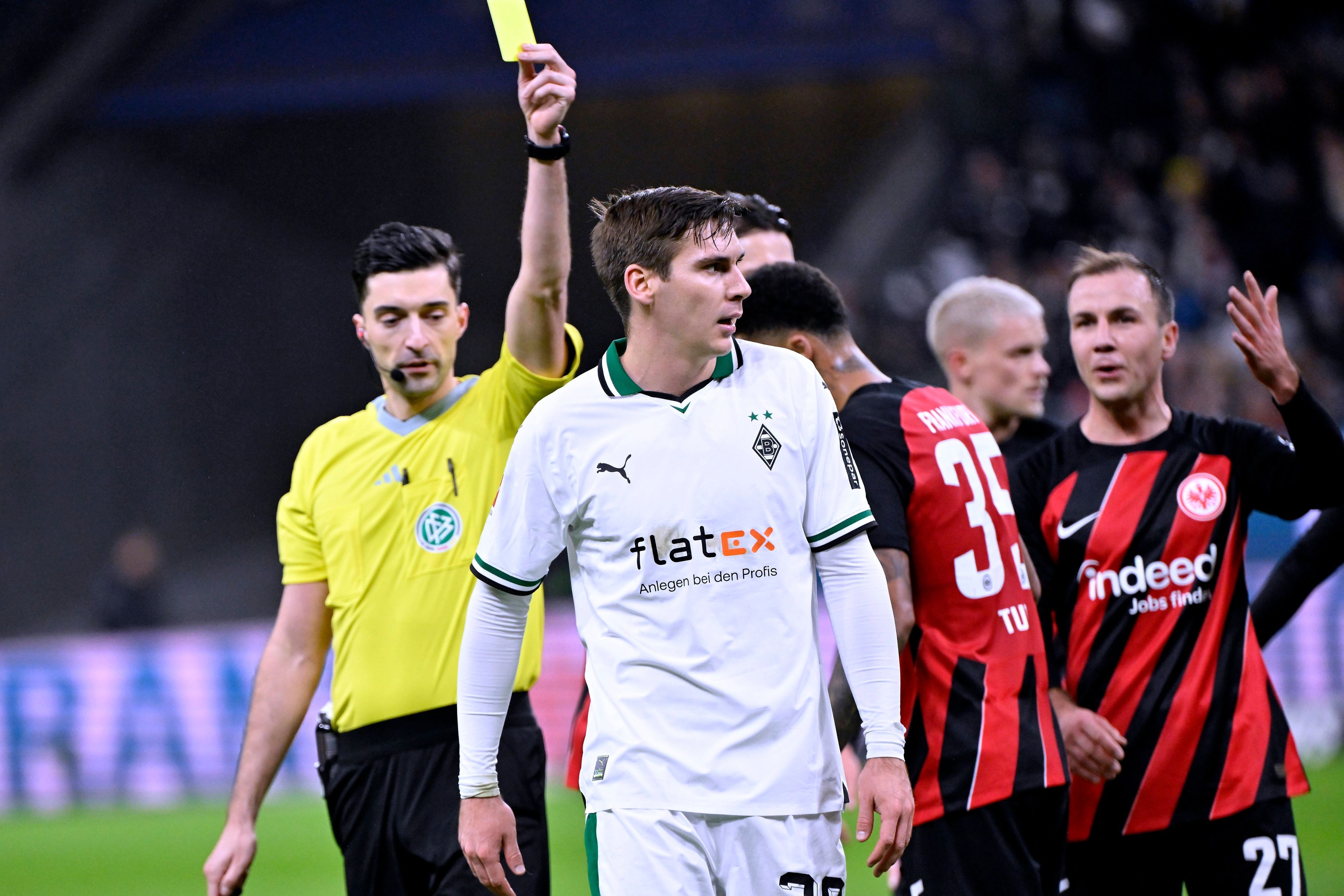 Ein Spieler von Borussia Mönchengladbach bekommt die gelbe Karte.