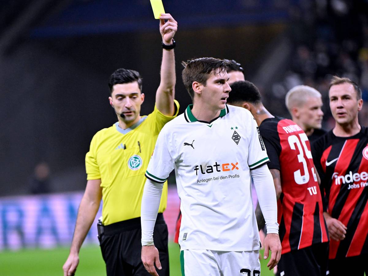 Ein Spieler von Borussia Mönchengladbach bekommt die gelbe Karte.