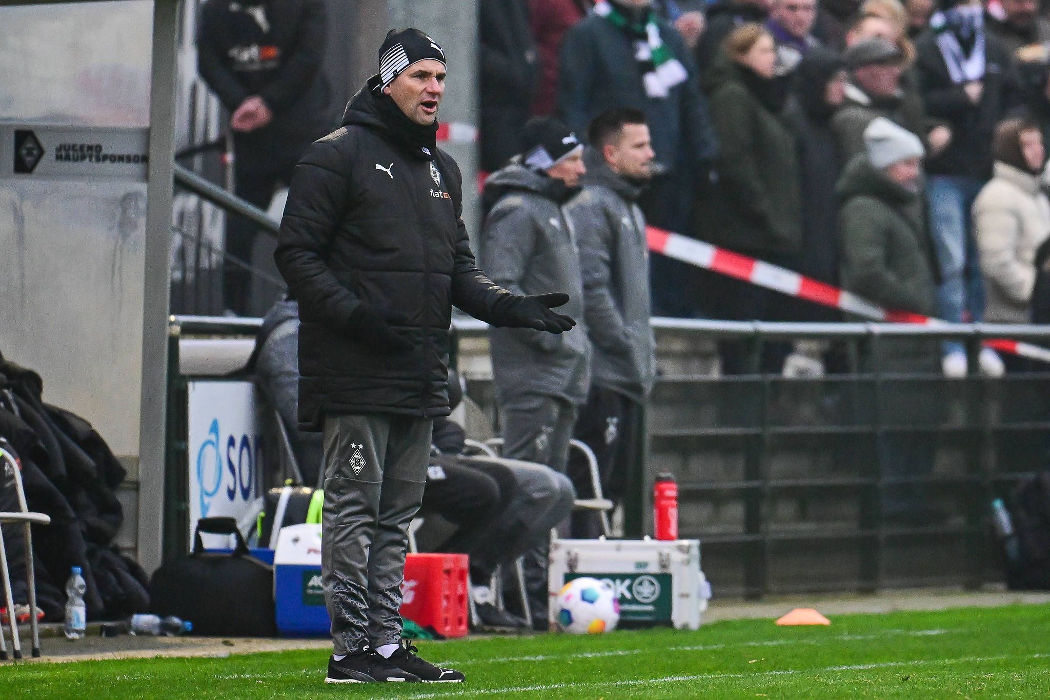 Trainer von Borussia Mönchengladbach gestikuliert in einem Test-Spiel.