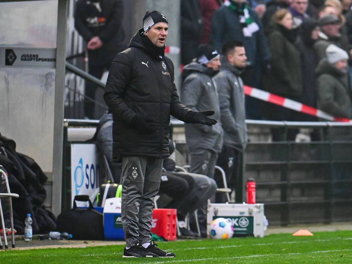Trainer von Borussia Mönchengladbach gestikuliert in einem Test-Spiel.