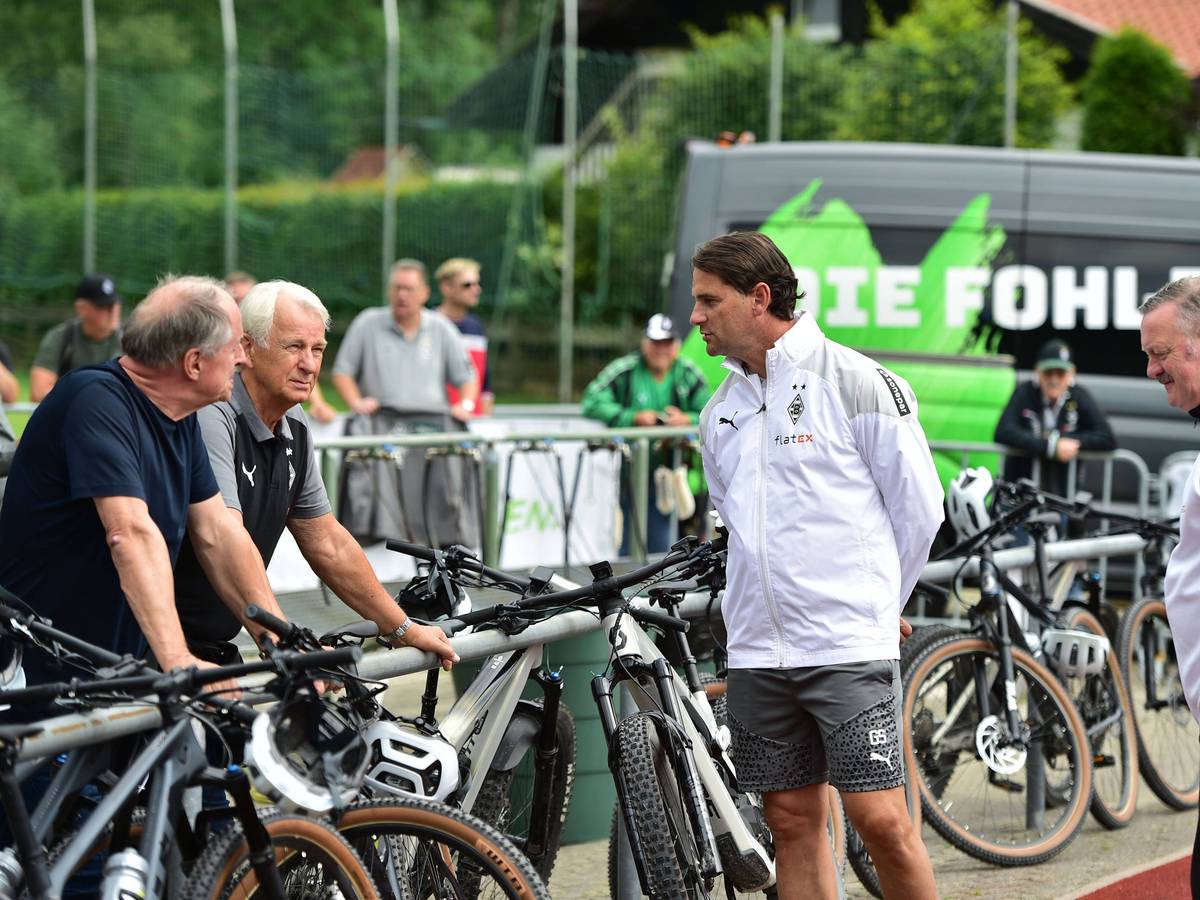 Aufsichtsrats-Boss Michael Hollmann, Vize-Präsident Rainer Bonhof, Trainer Gerardo Seoane und Manager Roland Virkus (v.l.n.r.) tauschen sich im Borussia-Trainingslager aus.
