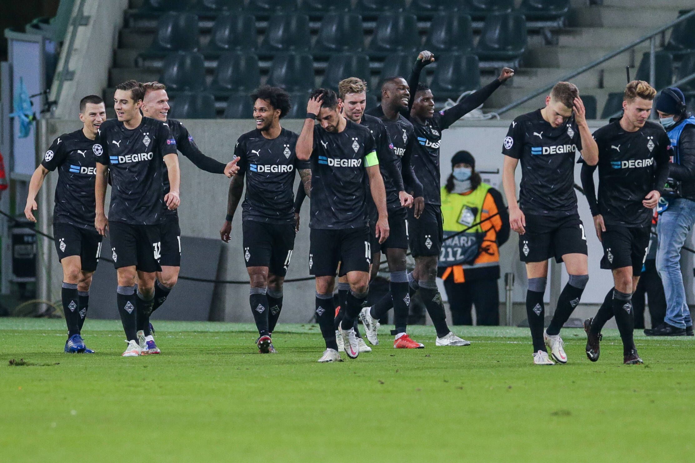 Die Gladbach-Spieler feiern einen Treffer gegen Donezk.