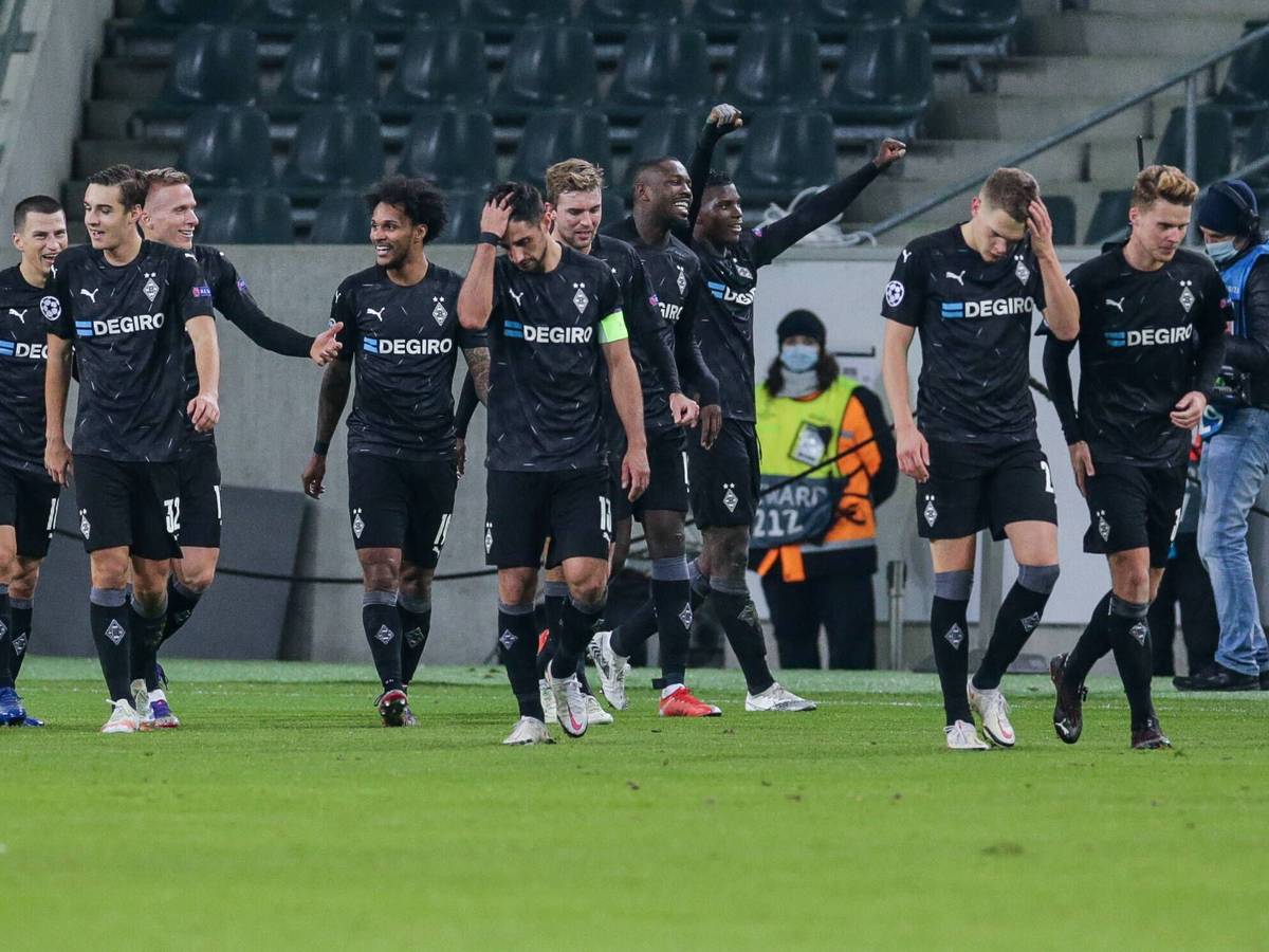 Die Gladbach-Spieler feiern einen Treffer gegen Donezk.