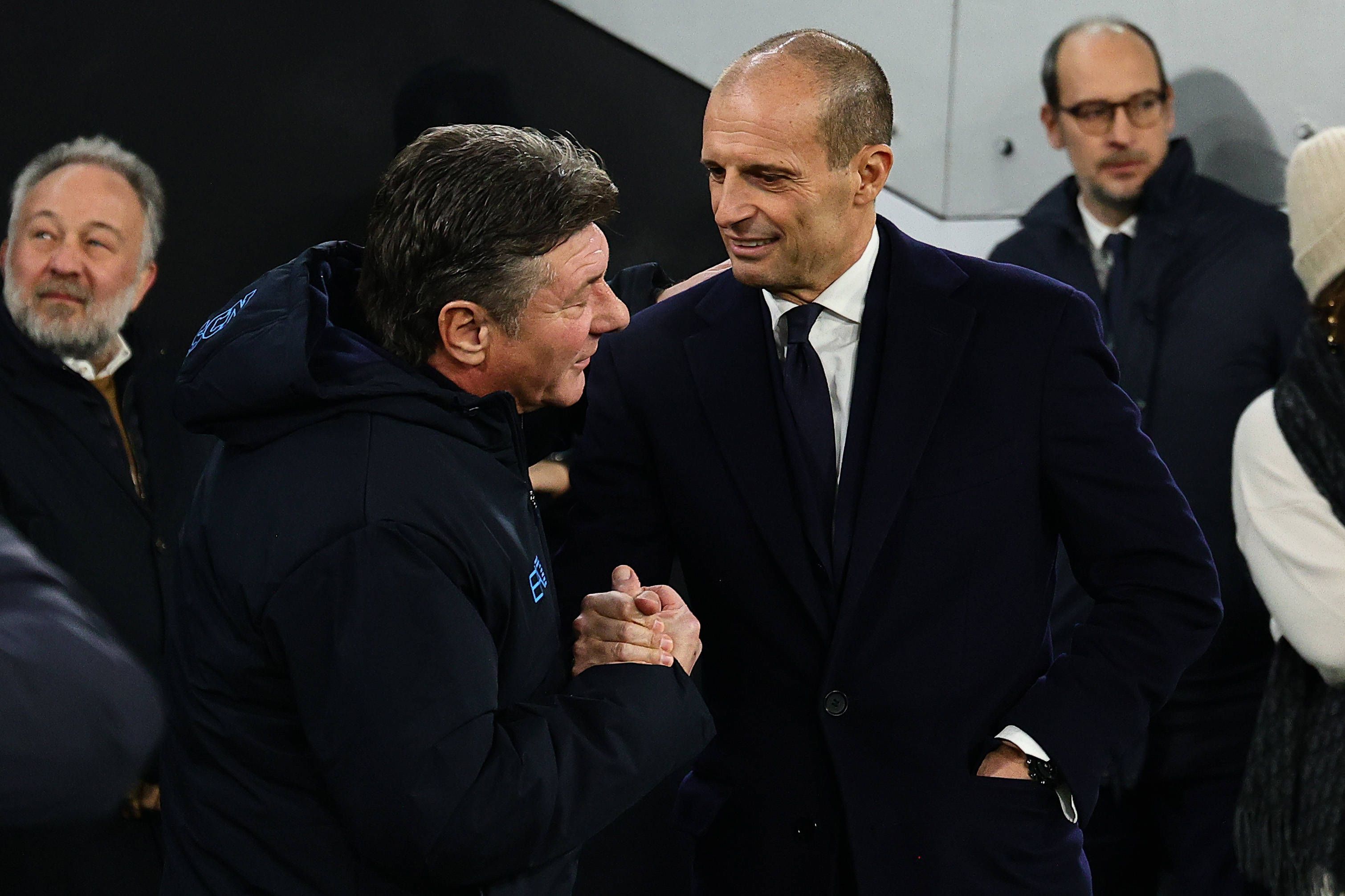 Juve-Trainer Massimiliano Allegri gibt Napoli-Trainer Walter Mazzarri die Hand.