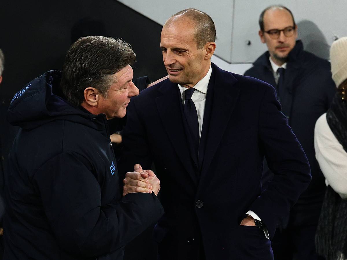 Juve-Trainer Massimiliano Allegri gibt Napoli-Trainer Walter Mazzarri die Hand.