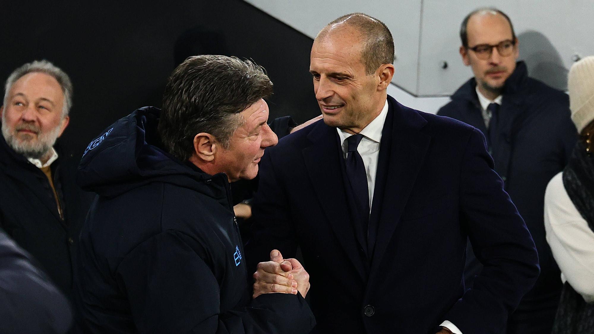 Juve-Trainer Massimiliano Allegri gibt Napoli-Trainer Walter Mazzarri die Hand.