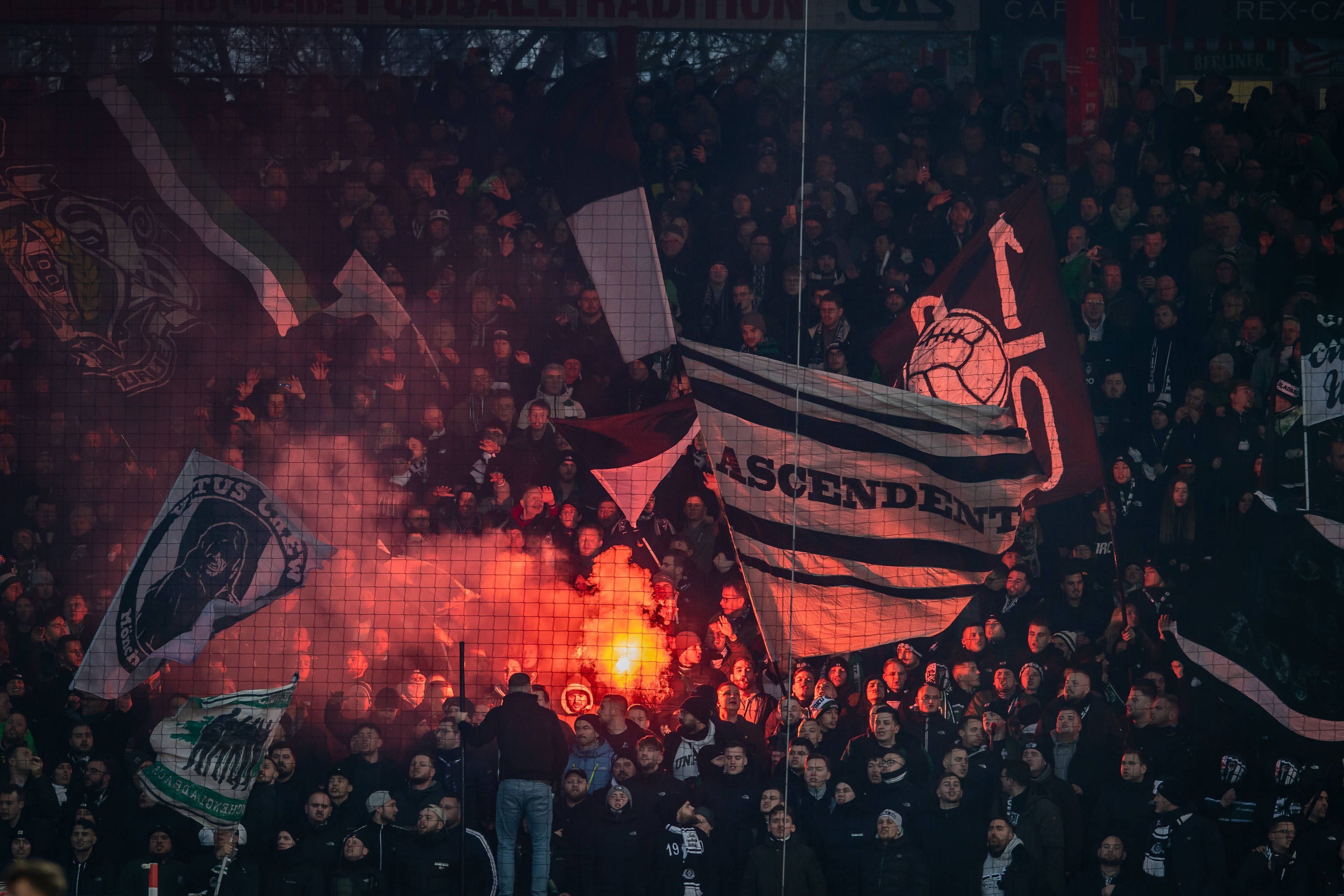 Die Fans von Borussia Mönchengladbach zünden ein Bengalo.