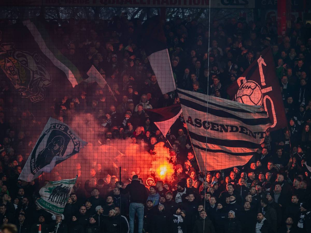 Die Fans von Borussia Mönchengladbach zünden ein Bengalo.